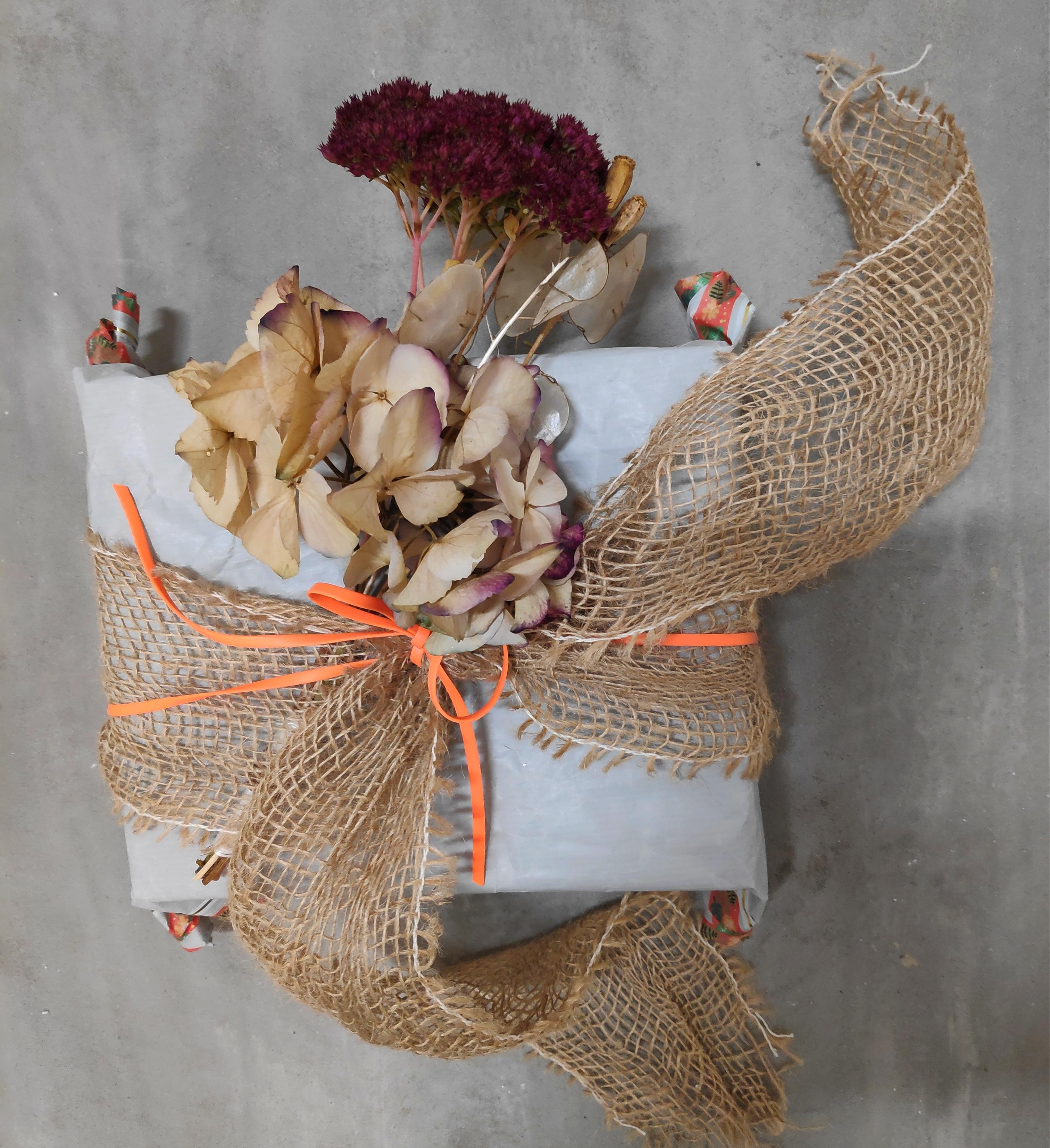 .Herbstliche Verpackung für herbstliche Geburtstagskinder.
#Geschenk #Geschenkverpackung #Upcycling #Trockenblumen