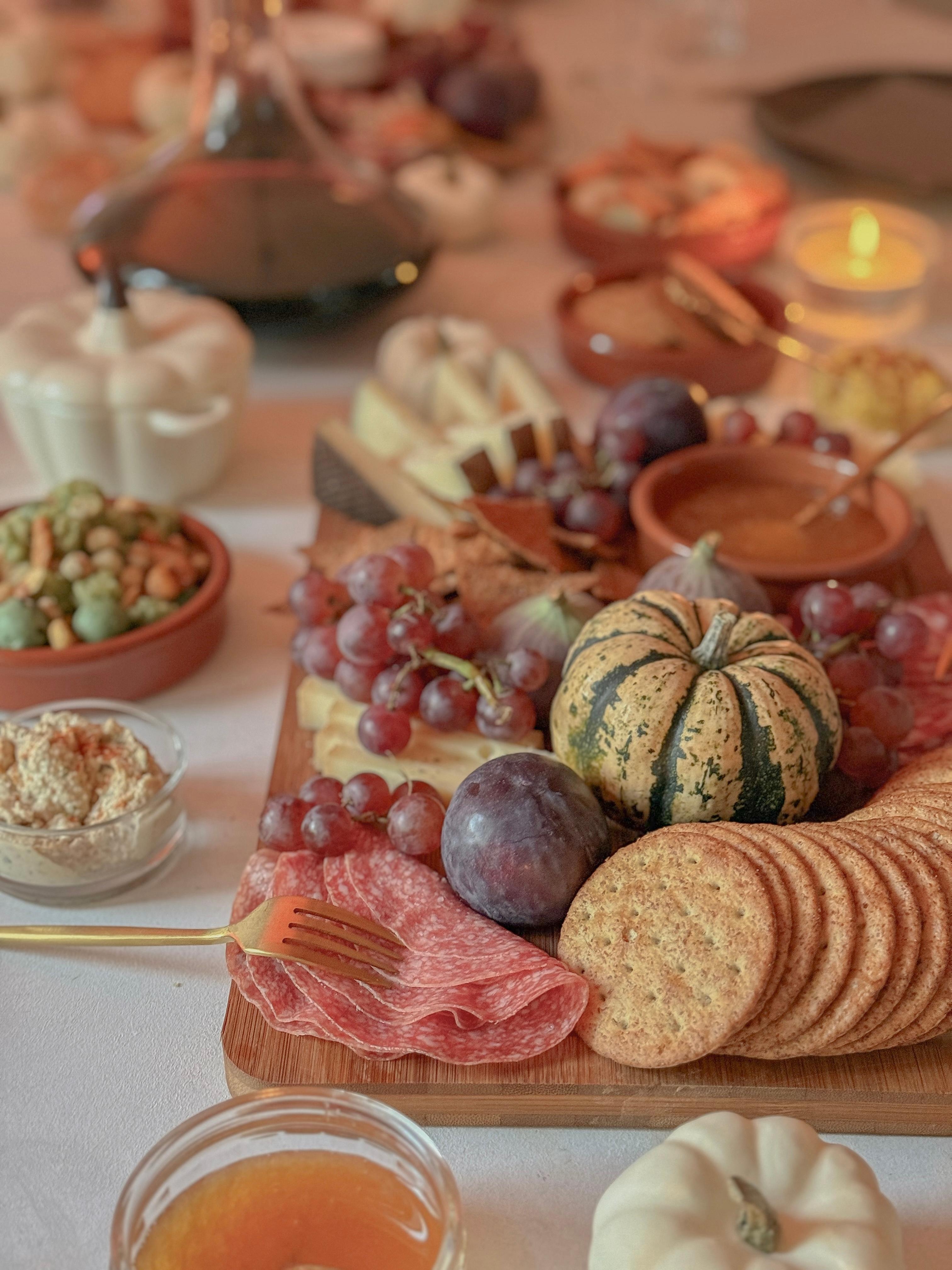 Herbstliches Charcuterie Board 🍇🎃 
#herbstessen #herbstküche #herbstdeko #kürbis #charcuterie #kerzen #oktober #herbst