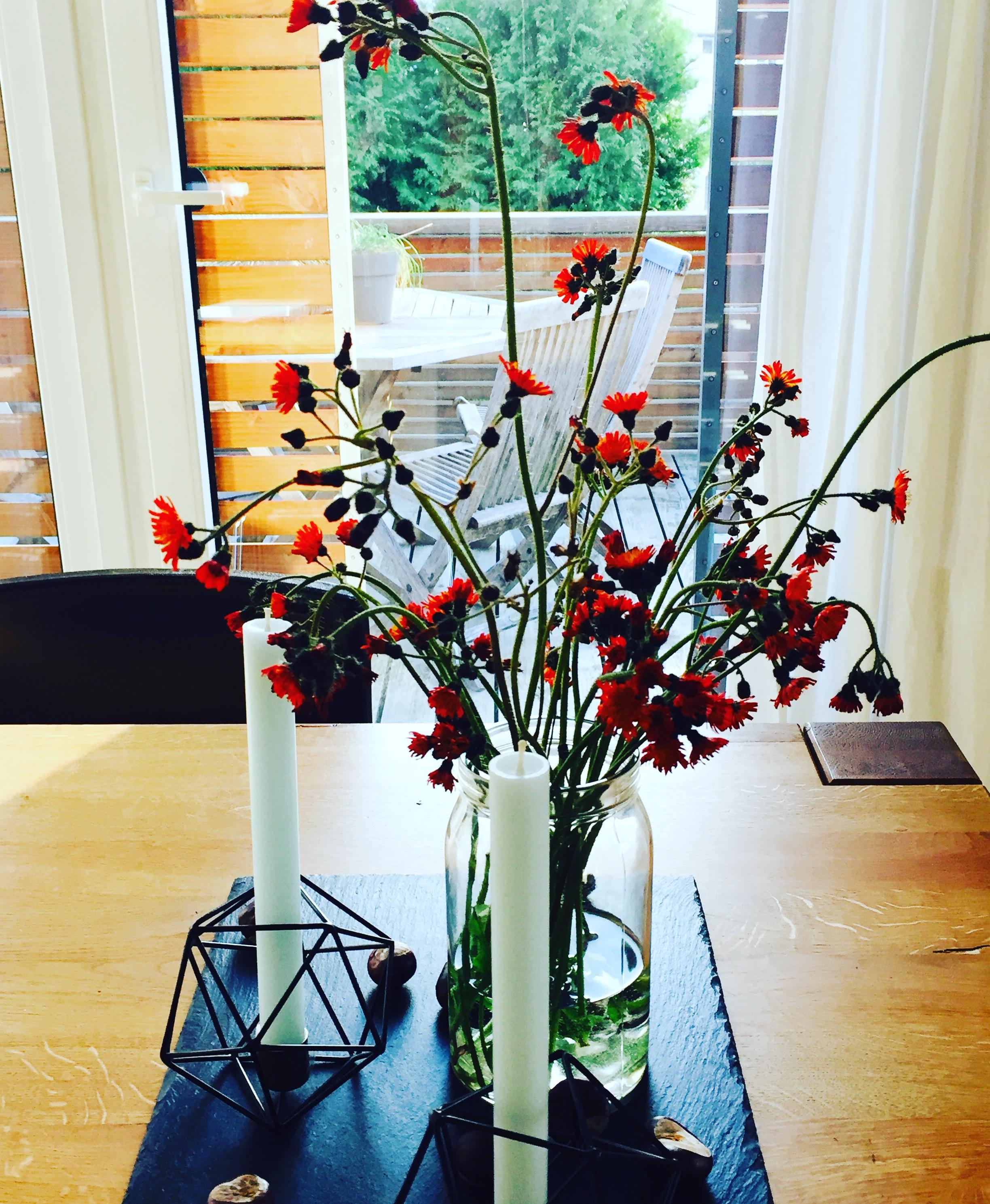 Herbstliches Wiesenglück gefunden beim Sonntagsspaziergang ...Blumen & Kastanien; Kerzenständer von #hübschinterieur