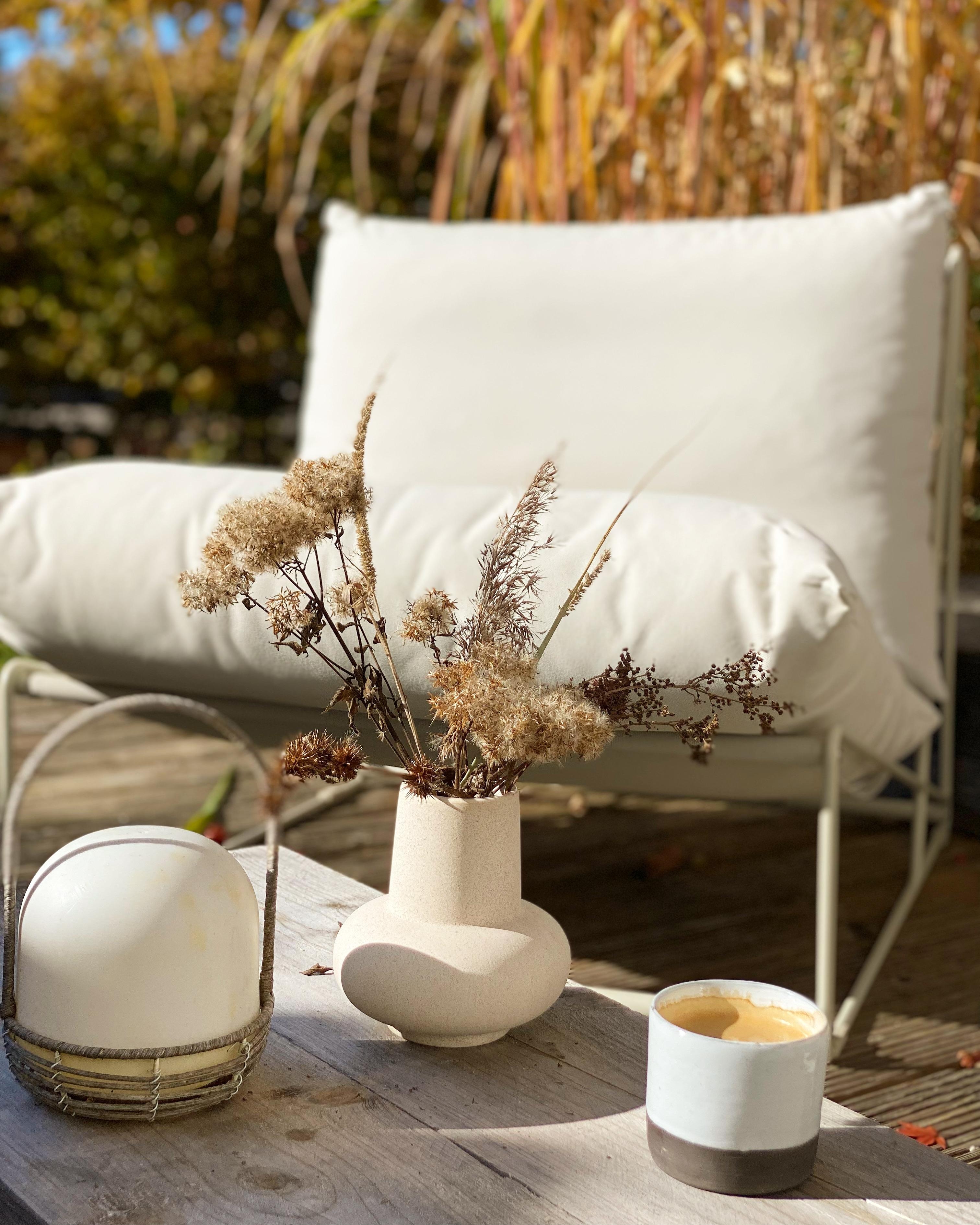 Herbstnachmittage 

#herbst #vase #trockenblumen #terrasse #garten #kaffee #kaffeetasse #outdoorsofa #outdoortisch 