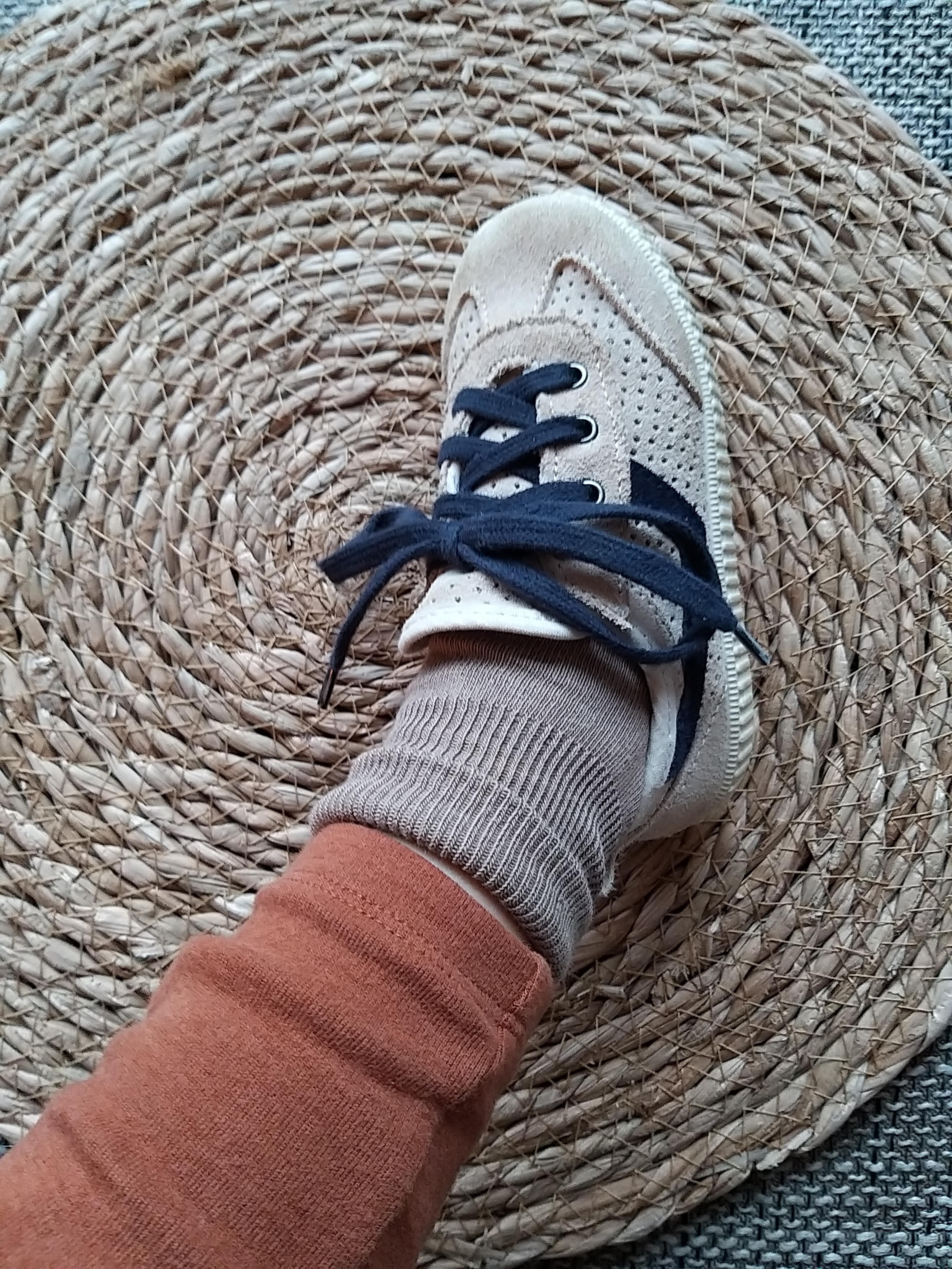 #herbstoutfit ♡♡♡ Herbstliche Farben in Kombi mit lässigen Sneaker, Socken und bequemen Hosen 🌿