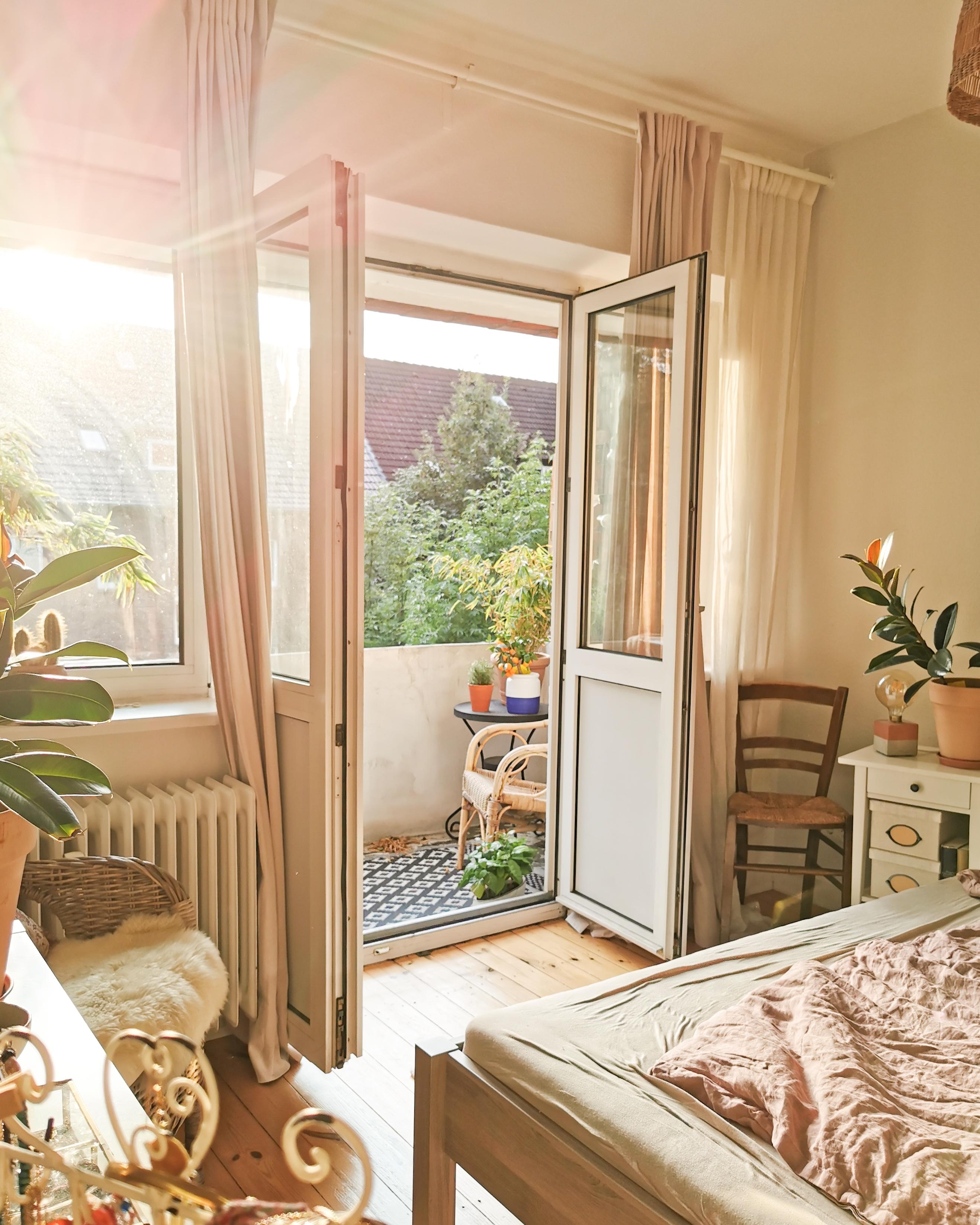 Herbstsonne 🧡🙂 #schlafzimmer #herbst #sonne #endofseptember #balkon #kleinewohnung #boho