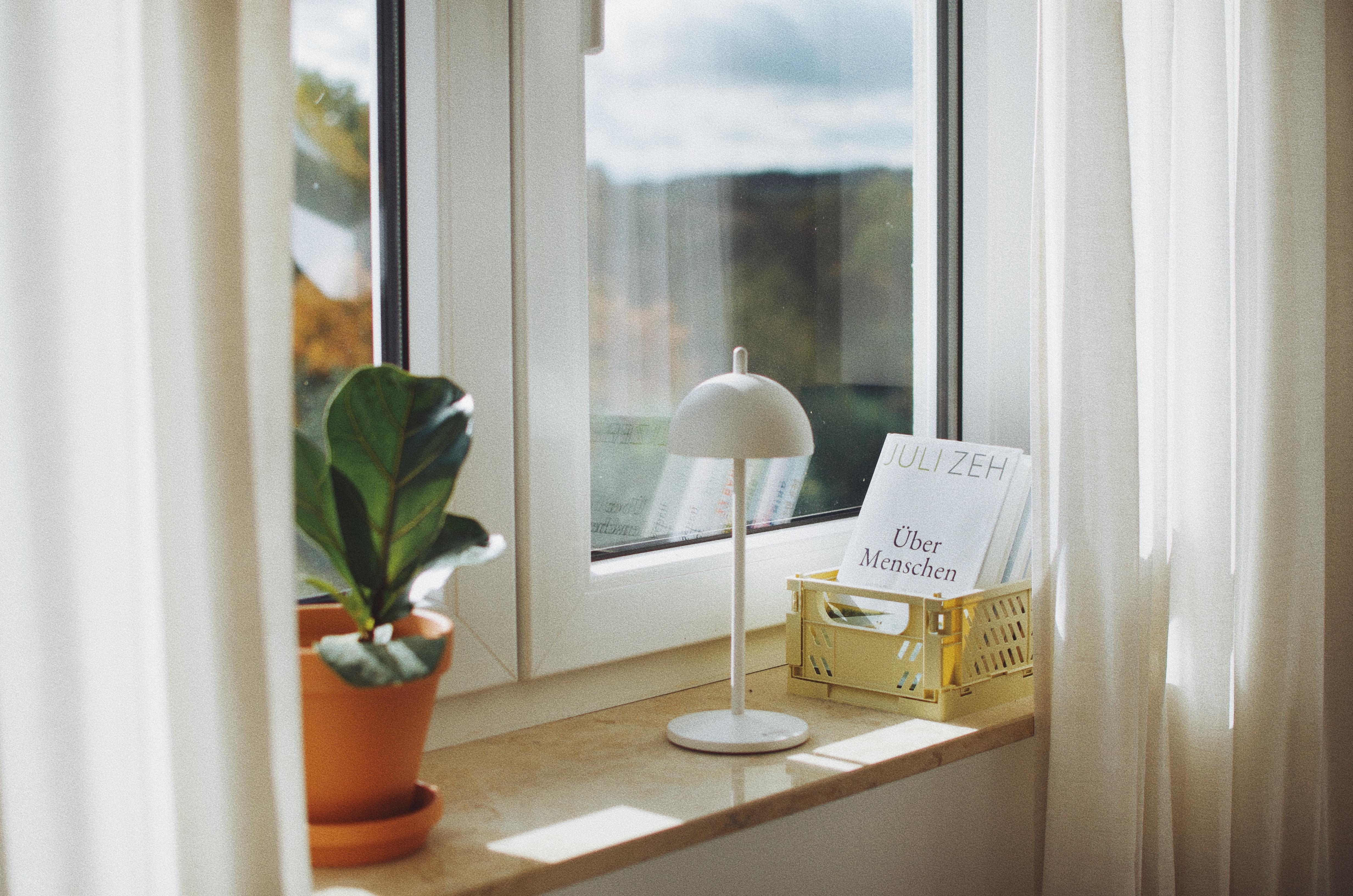 Herbststimmung. 🍂📚 #herbst #mood #interior #livingroom #cozy #lamp #books