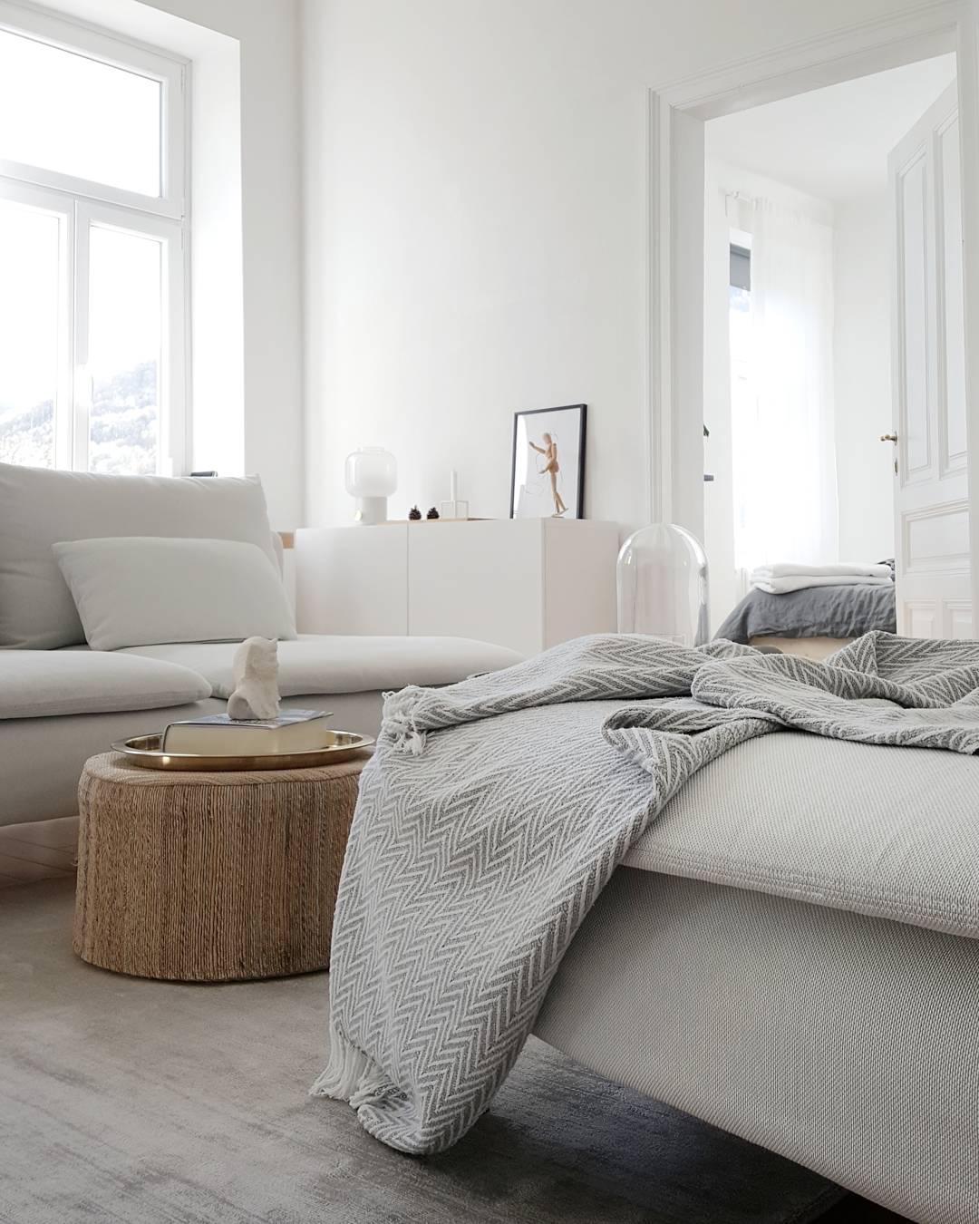 Herbstwohnzimmer #Wohnzimmer #weiss #grau #skandinavisch #minimalism #interior #altbau #couch