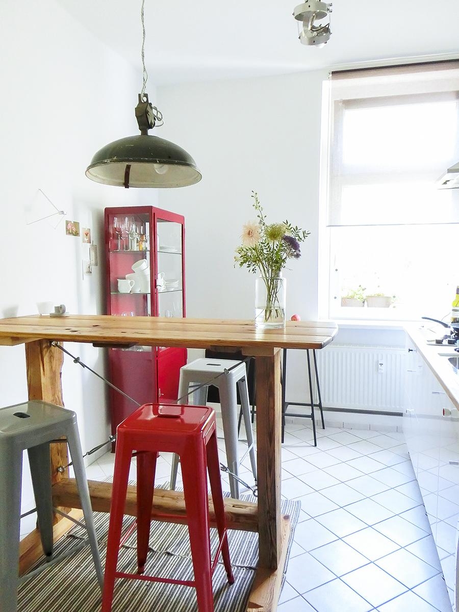 Herr Charlotte's Holztisch 
#DIYWeek #upcycling #schuppentür #holzbalken #diy #holztisch #küche #vintage #ikeaküche 