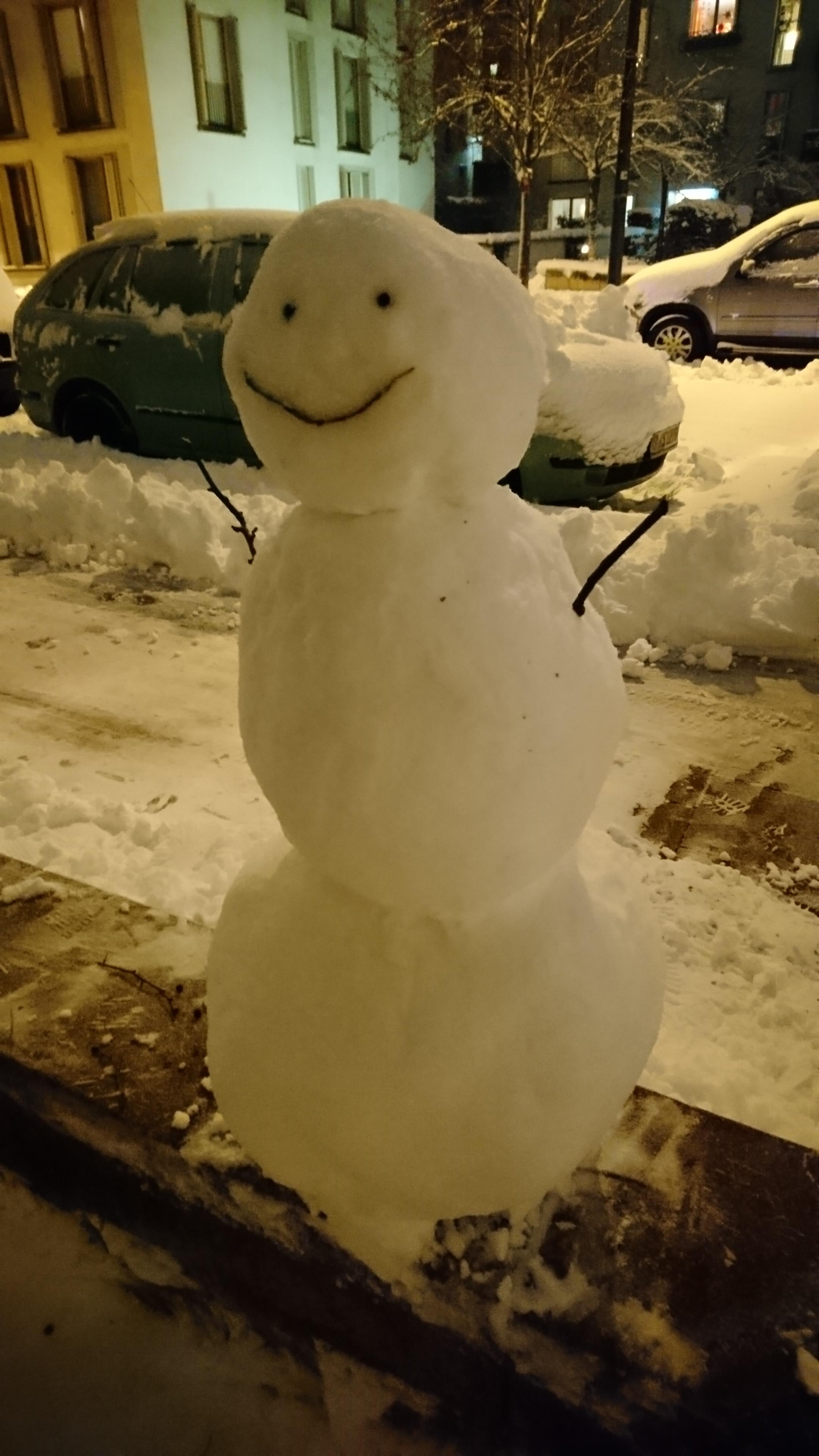 Heute beim Abendspaziergang diesem fröhlichen Schneemann begegnet 😍

#Schnee #Winter