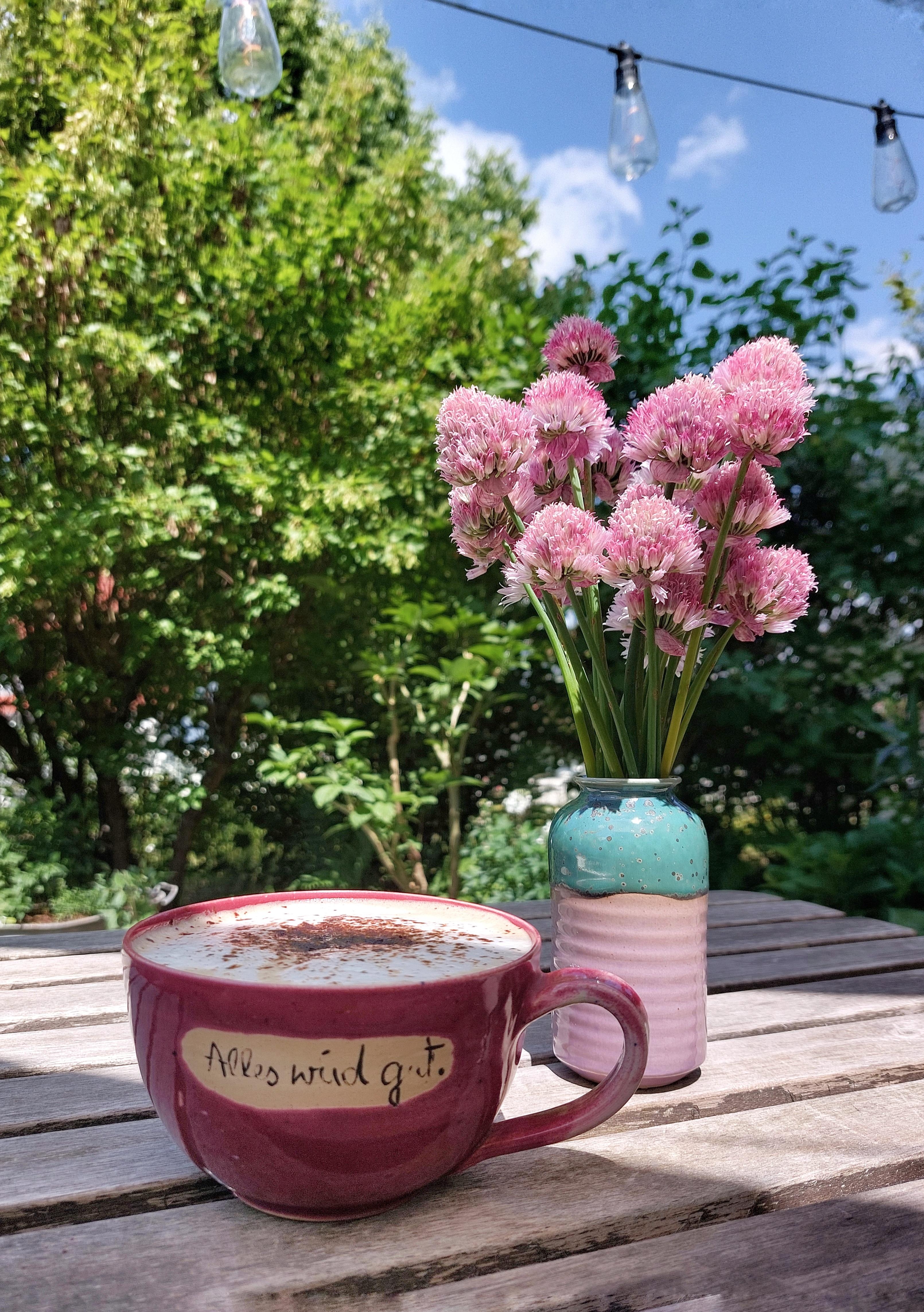 Heute einfach mal prokrastinieren und einen Milchkaffee auf der Terrasse genießen.☀️🌿 #kaffeeliebe #livingchallenge