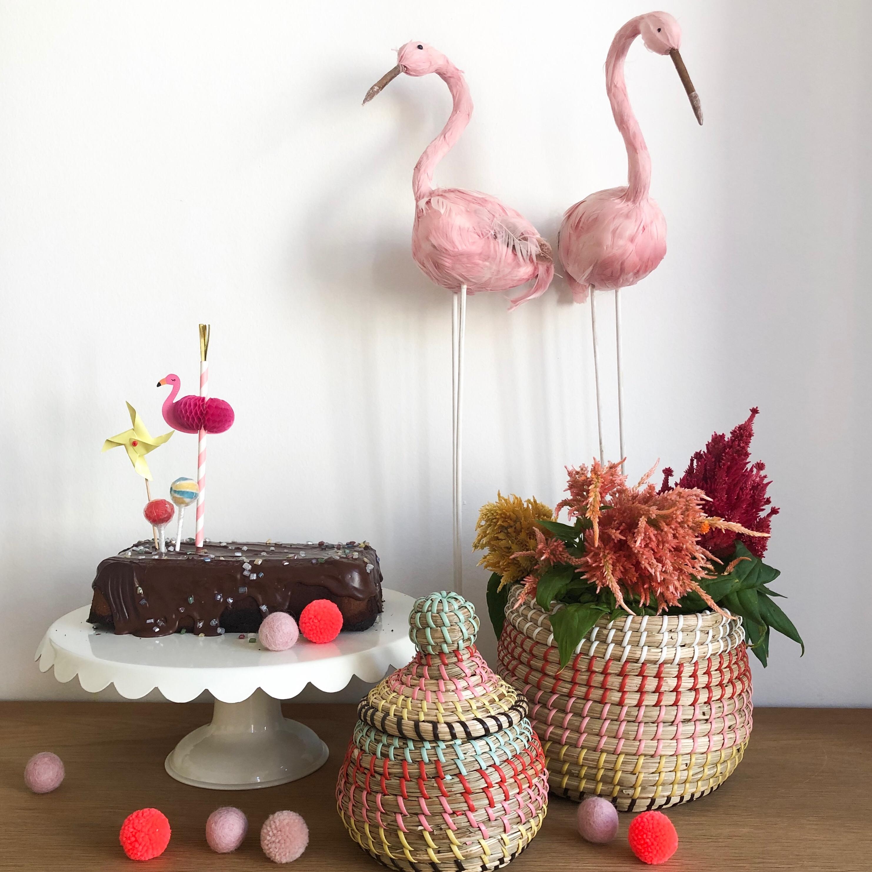 Heute gibt es eine Schokobombe bei uns #marmorkuche #liebe geht durch den Magen #Schoko #flamingos #deko #pink #körbe