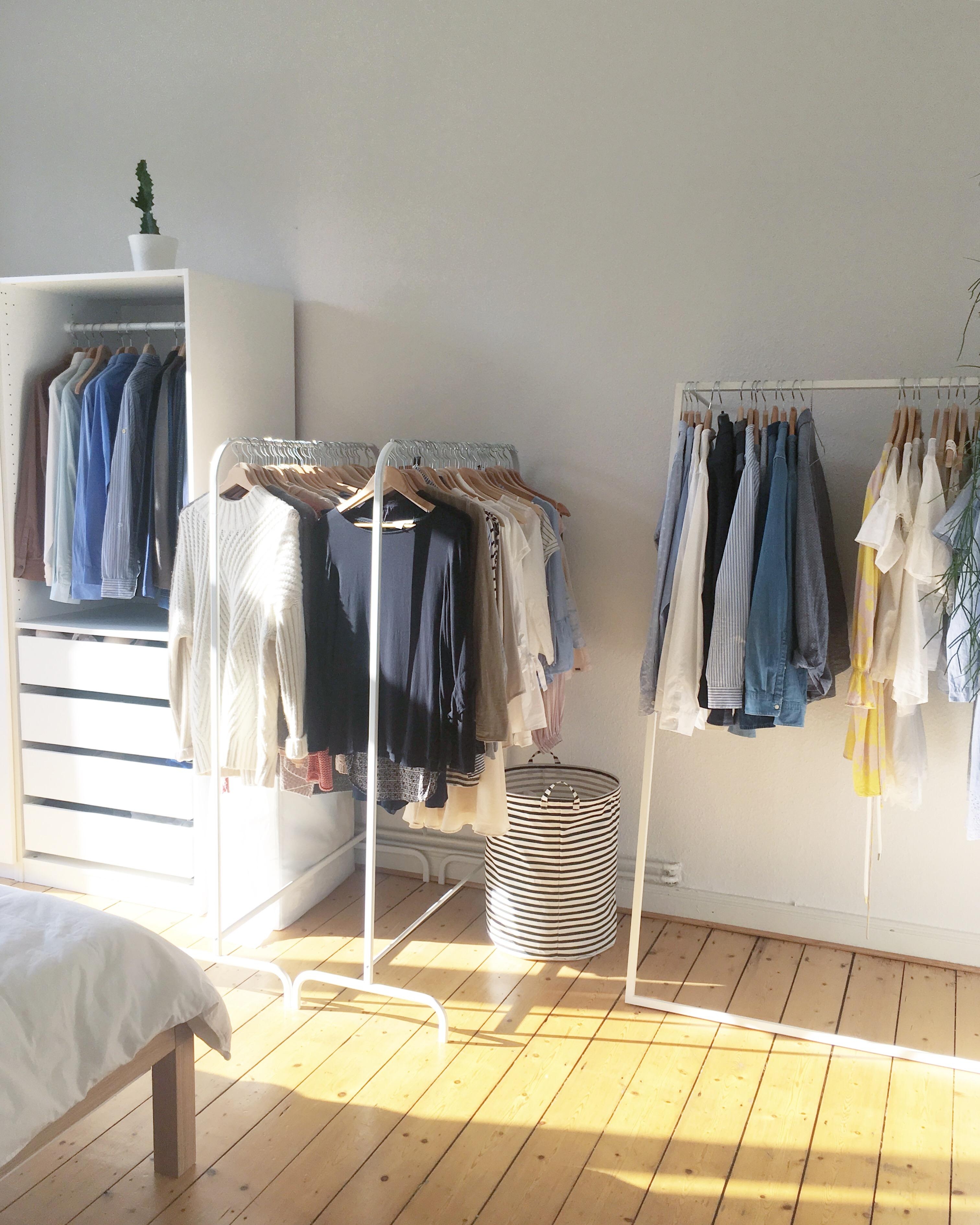 Heute gibt es einmal einen Einblick in unseren „Kleiderschrank“. 
#kleiderschrank #closet #kleiderstange