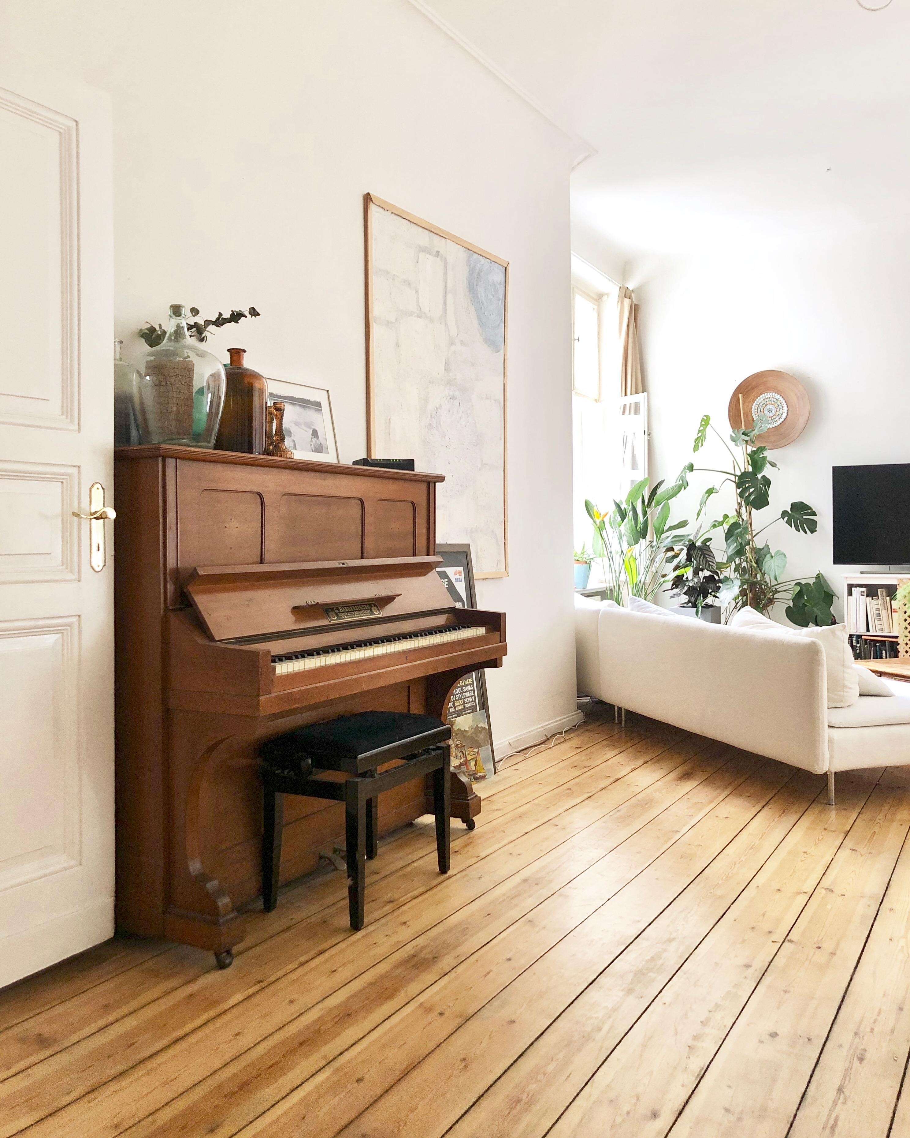 Heute gibt es mal einen neuen Blickwinkel für Euch! Und ab raus in die Sonne! ☀️ #altbau #berlin #wohnzimmer #klavier