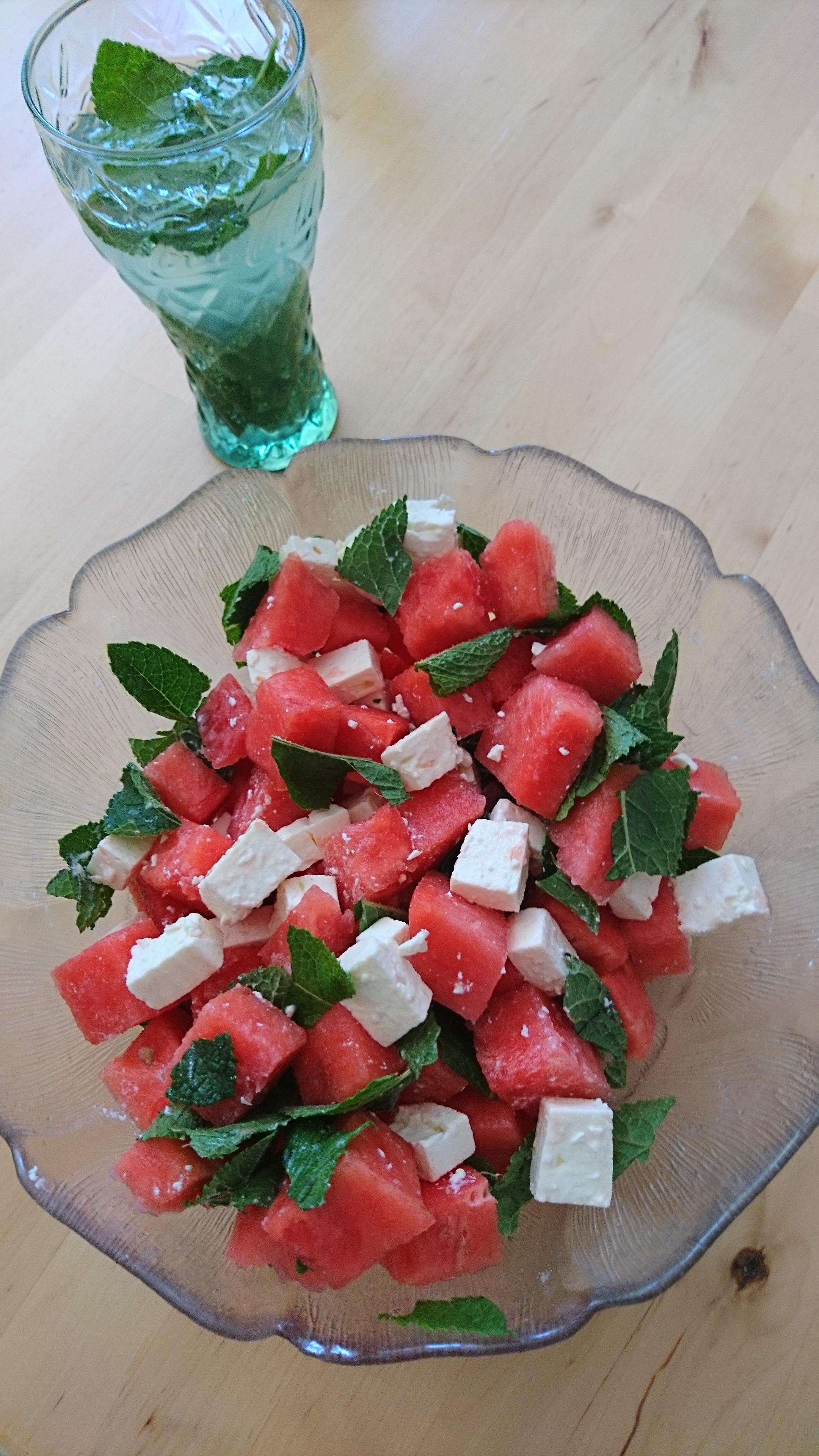 Heute gibt es #Wassermelone 🍉
Als Salat mit Feta und frischer Minze

#healthy #food