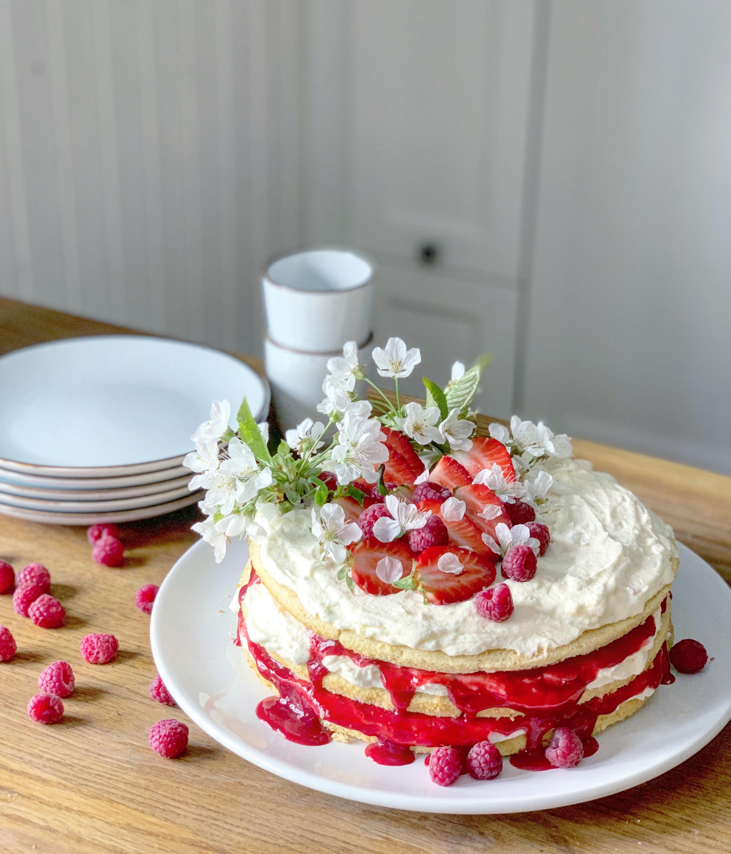 Heute ist ein ganz besonderer Tag!🌸🎂Blumen und Kuchen gehören dazu! #geburtstagstorte #torte #geburtstag #ostern #deko