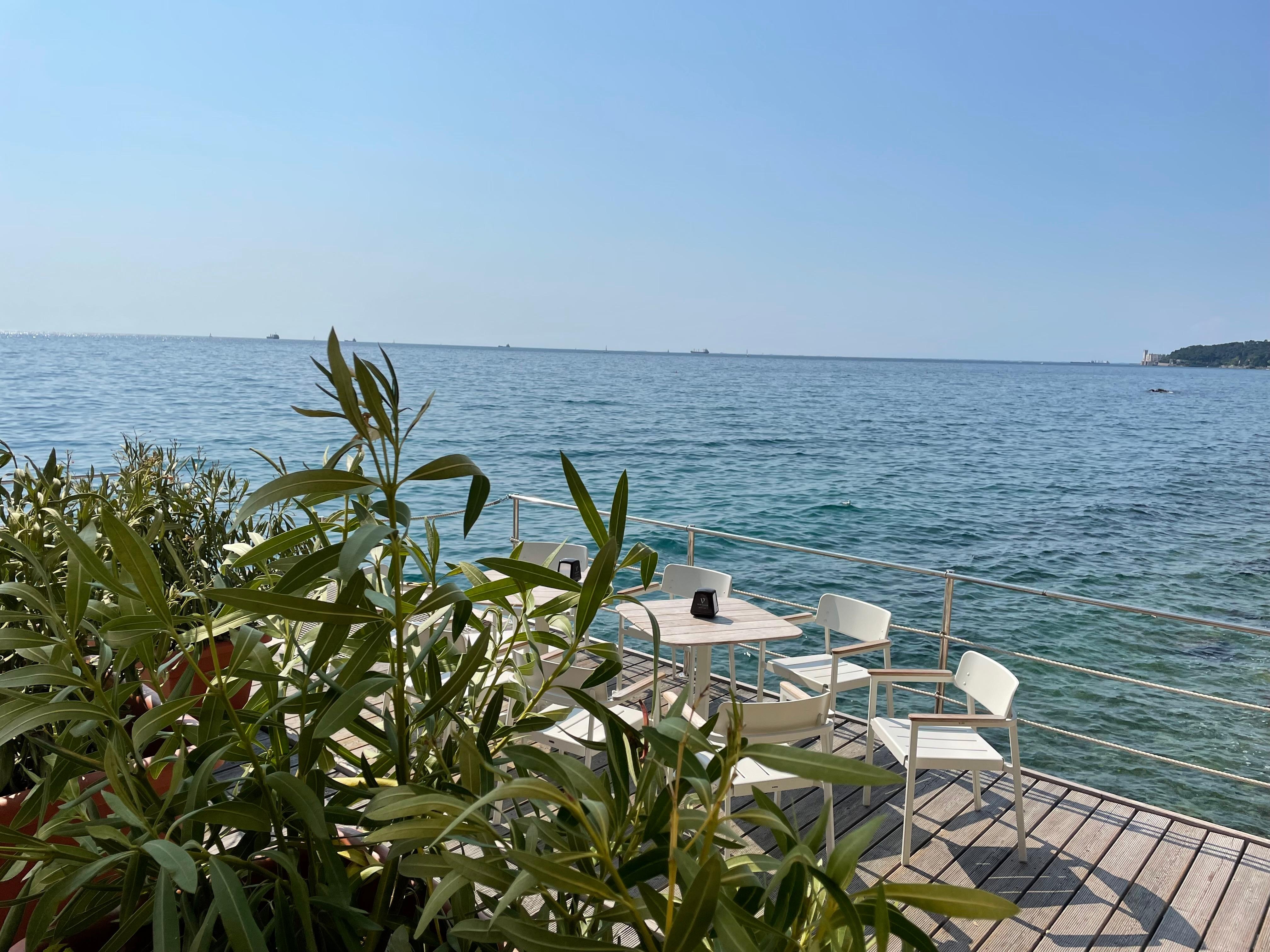 Heute ist mir nach einem Cappuccino am Meer in bella Italia 🇮🇹 #vacation #urlaub #emu #outdoormöbel 