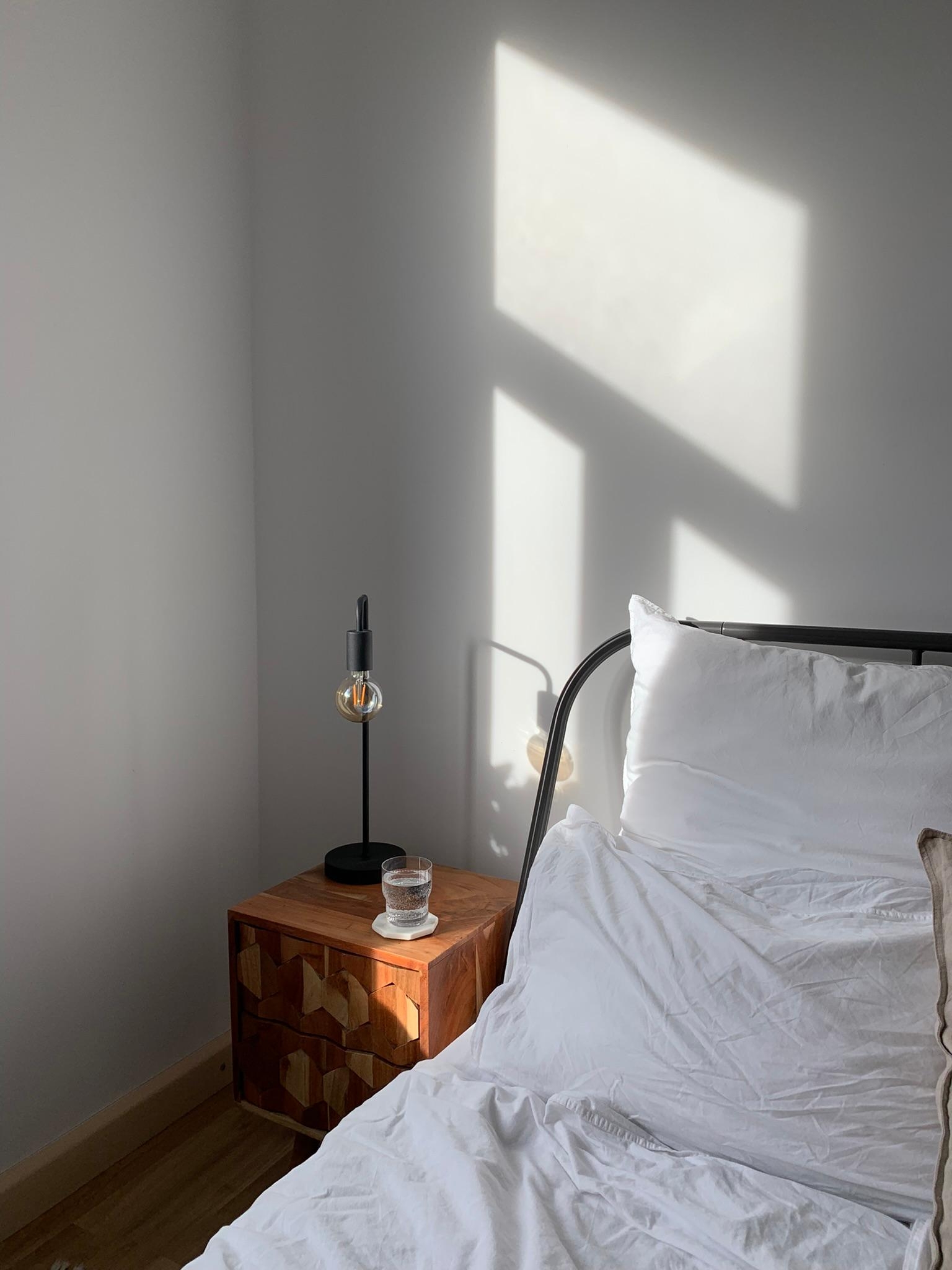 Heute kam mal wieder die Sonne raus ☀️ Lieb‘s! #schlafzimmer #minimalistisch #lampe #nachttisch #winter #altbau #licht 
