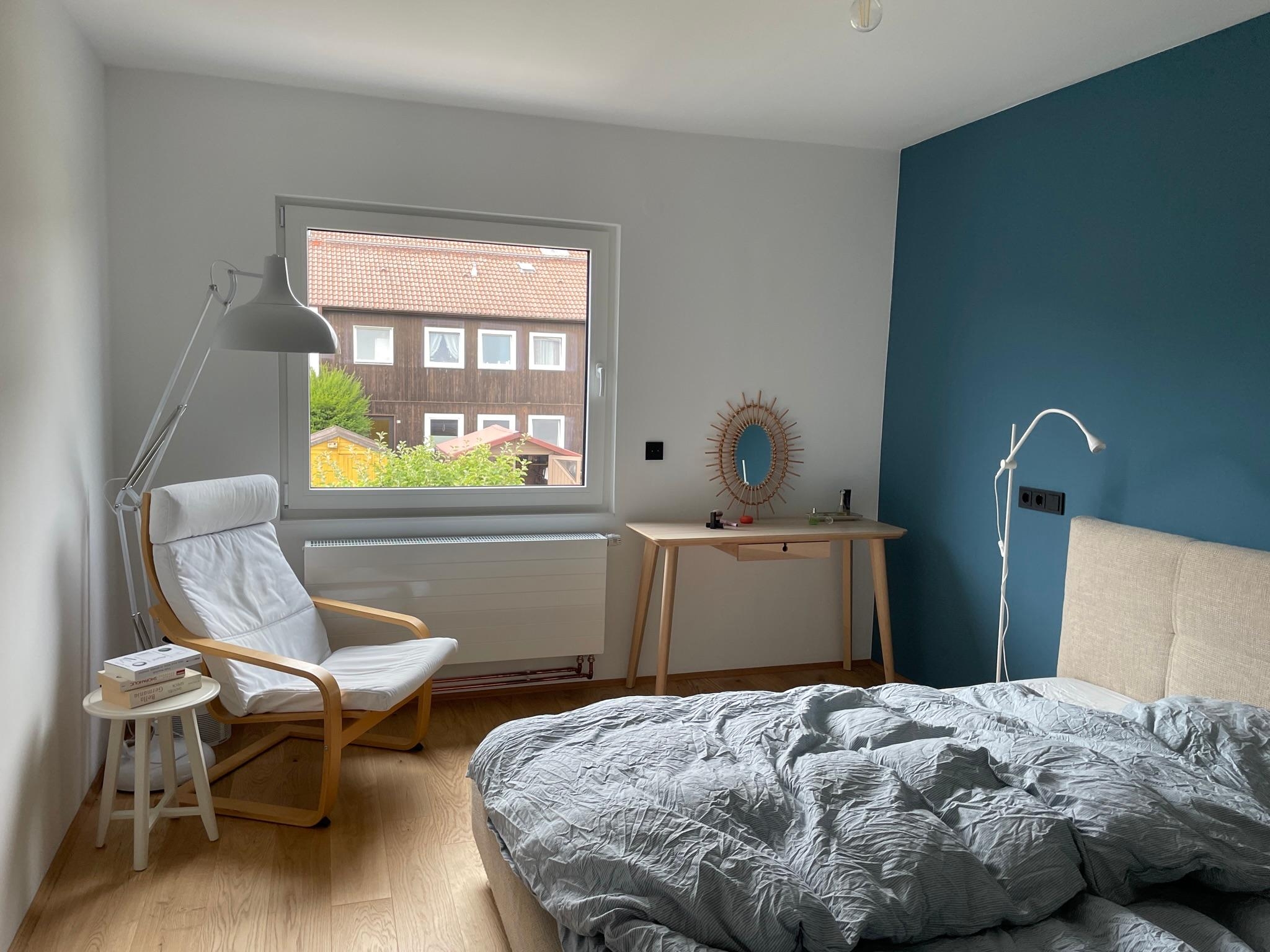 Heute mal ein Bild vom Schlafzimmer noch ohne Lampe. 
#bedroom #blauesschlafzimmer #blauewand #frisiertisch