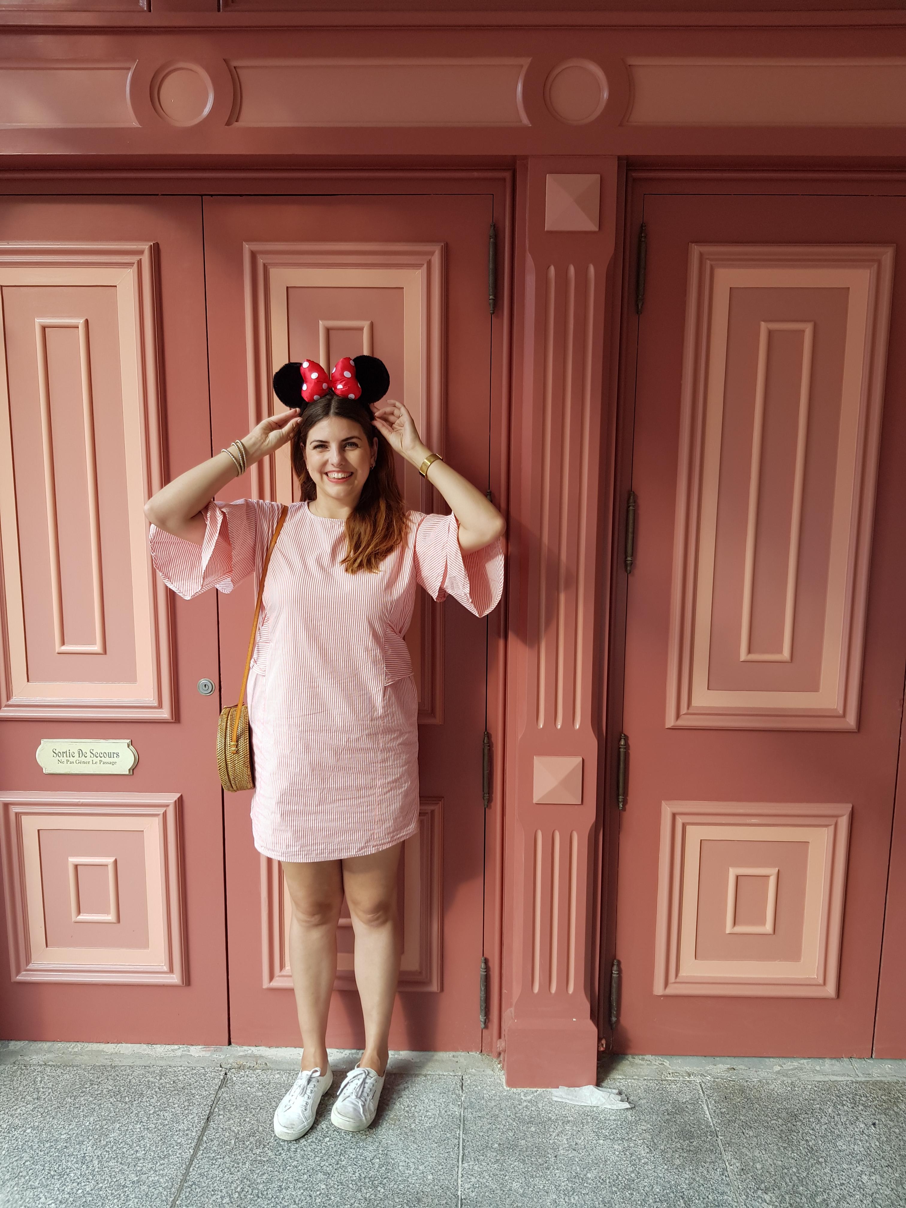 Heute mal ein Outfit-Post, weil ich meinen Minnie-Mouse-Style vom Disneyland Paris so gerne mag. 🎀 #ootd #dress