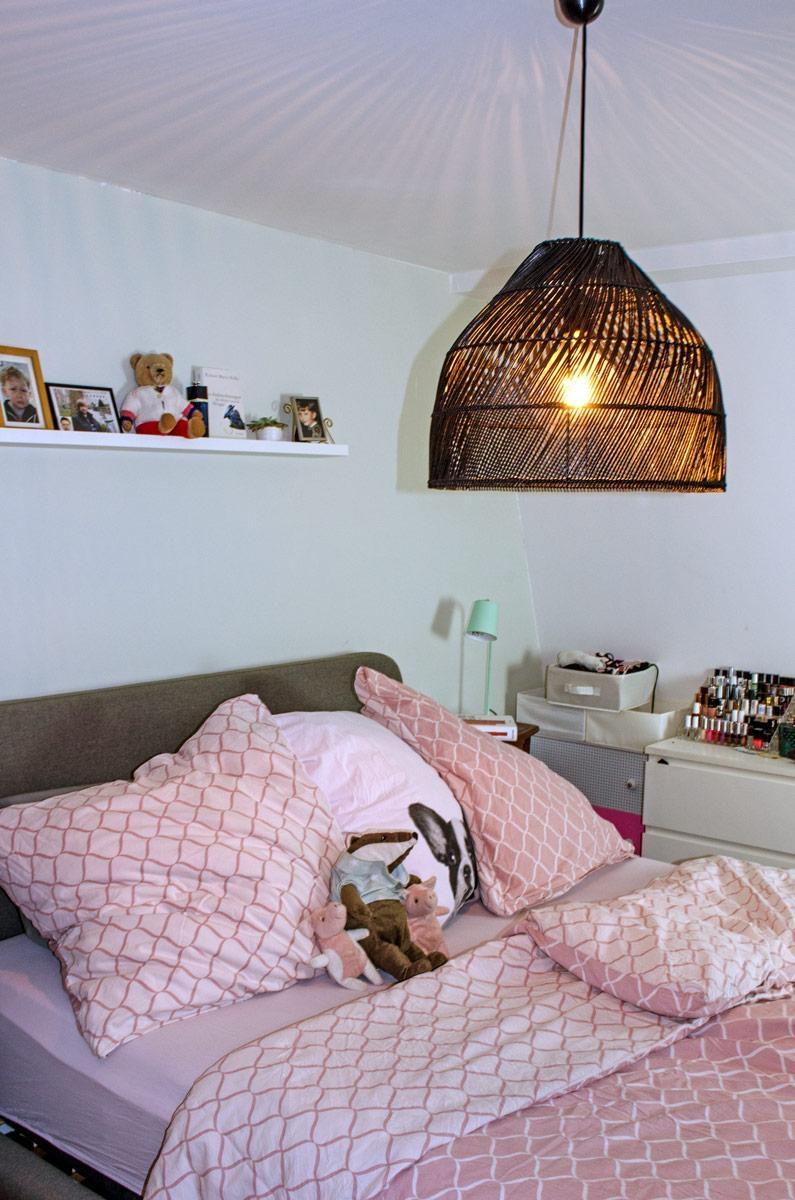Heute mal in Rosa. Die Lampe macht tolle Muster & kuscheliges Licht. #bedroom #schlafzimmer #bett #scandi #nordicliving