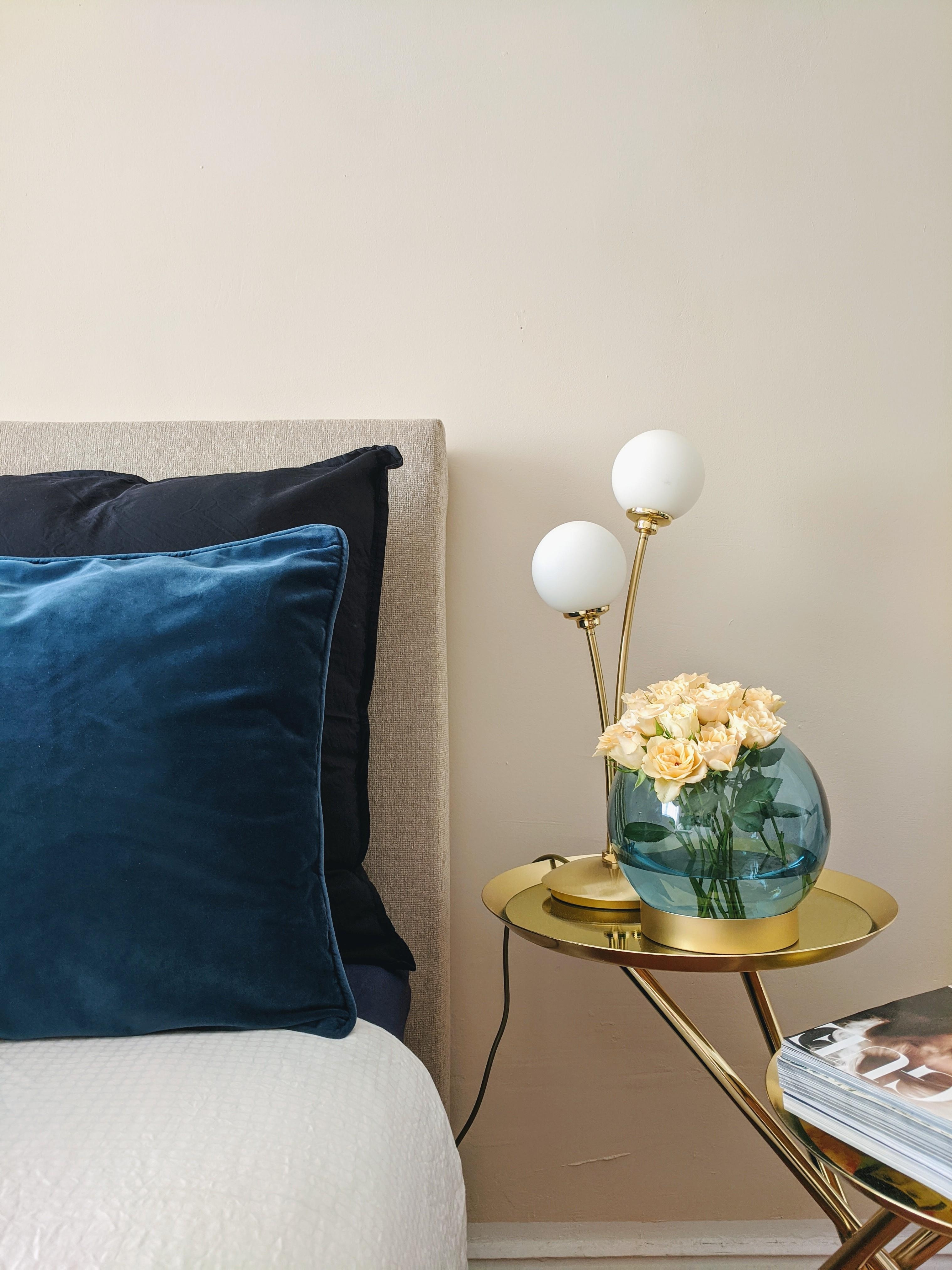 Heute schon blau gemacht? #blue #pillowlover #bedroom #freshbedding #freshflowers #homestory #zuhause #homesweethome