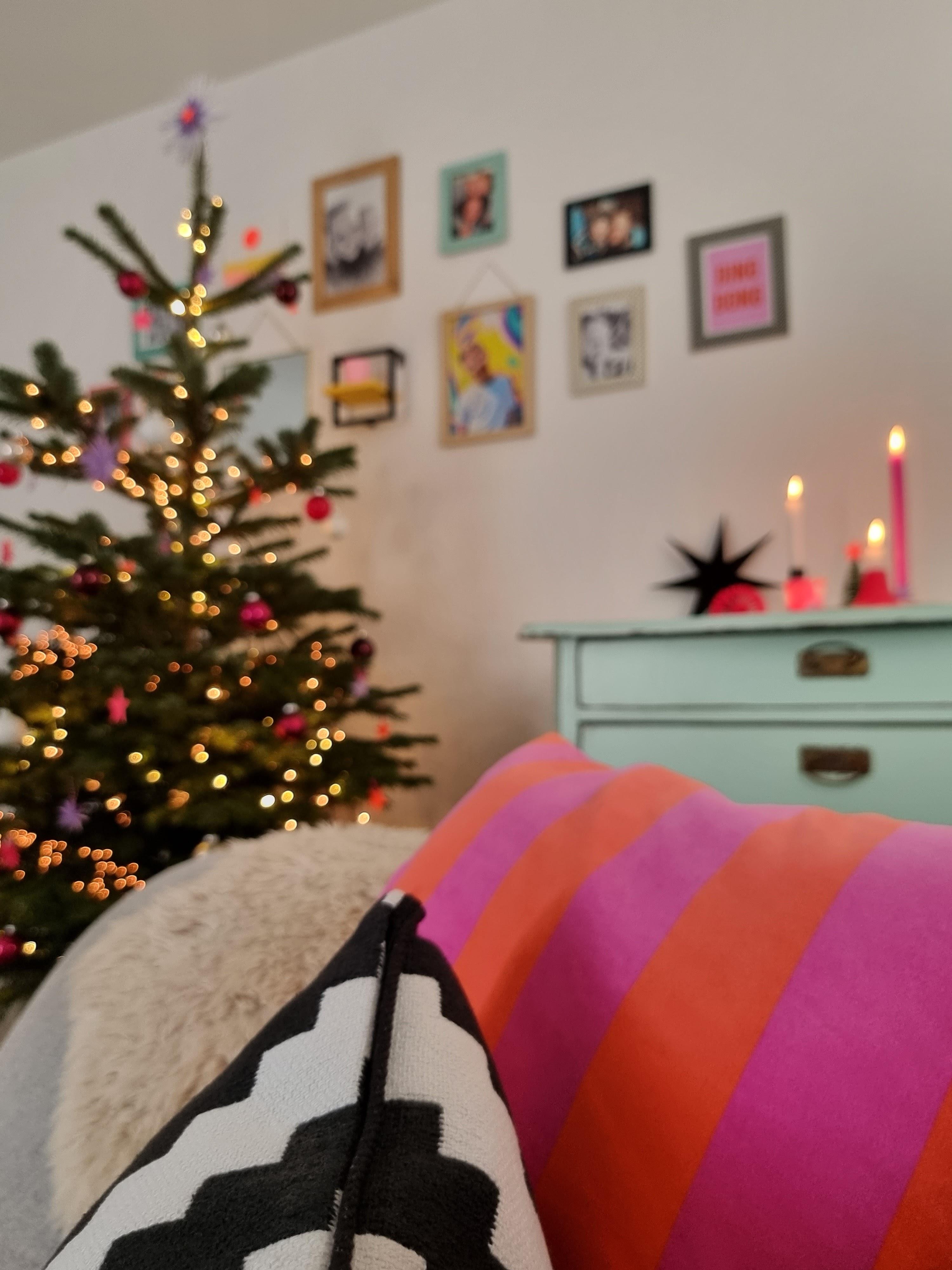 Heute wird relaxt 😇 #weihnachten #weihnachtsbaum #colorfulchristmas #xmas #wohnzimmer #vintage #cozy