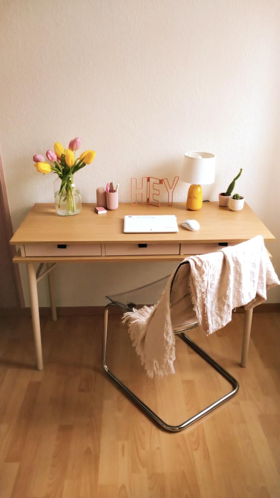 Hey ho du hübscher Schreibtisch! Herzlich Willkommen in deinem neuen Zuhause 🥰. 
#Schreibtisch #Homeoffice 