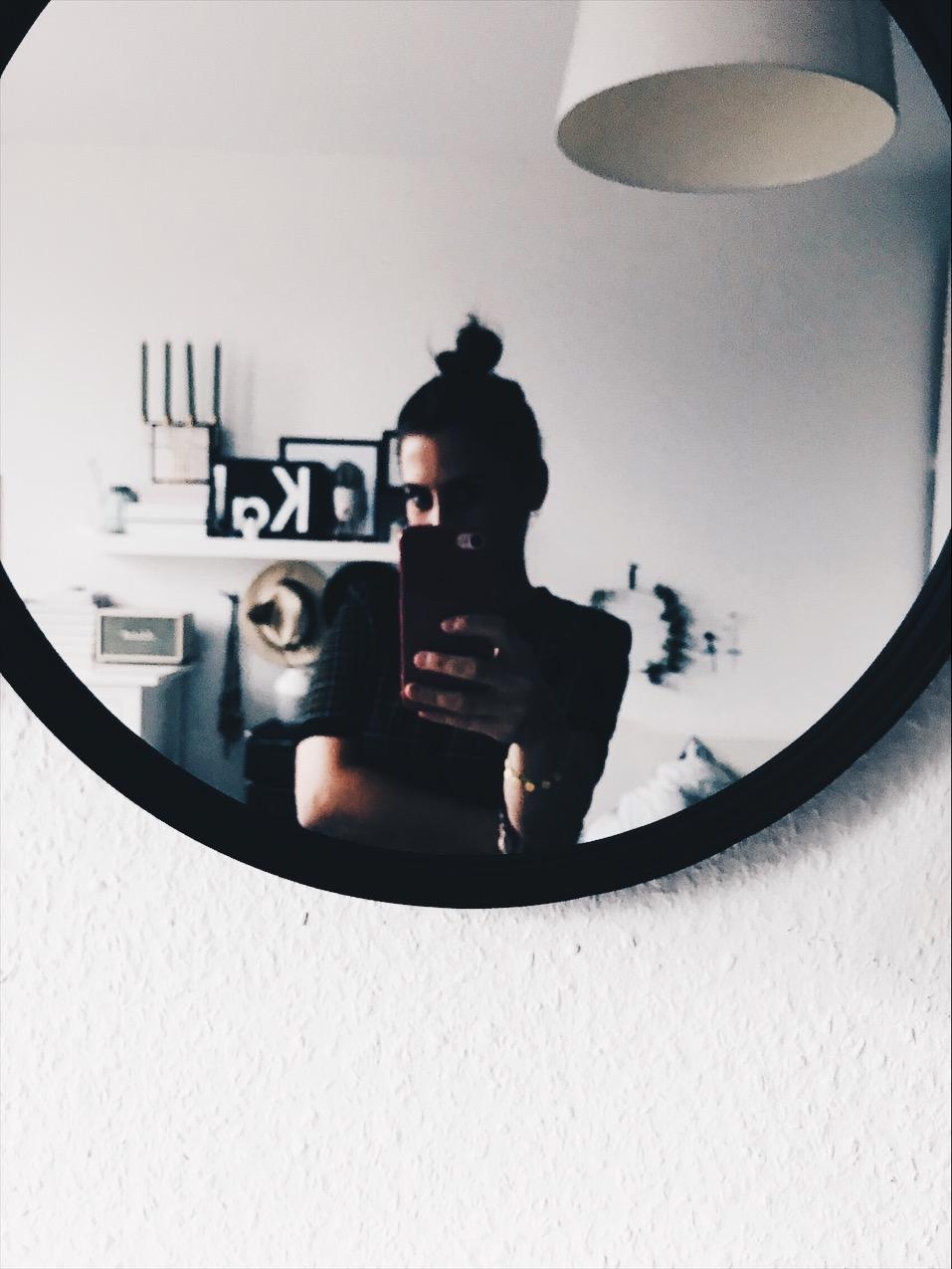 hey! 
#spiegel #selfie #bedroom# interior #dekoliebe #detail #couchliebt 