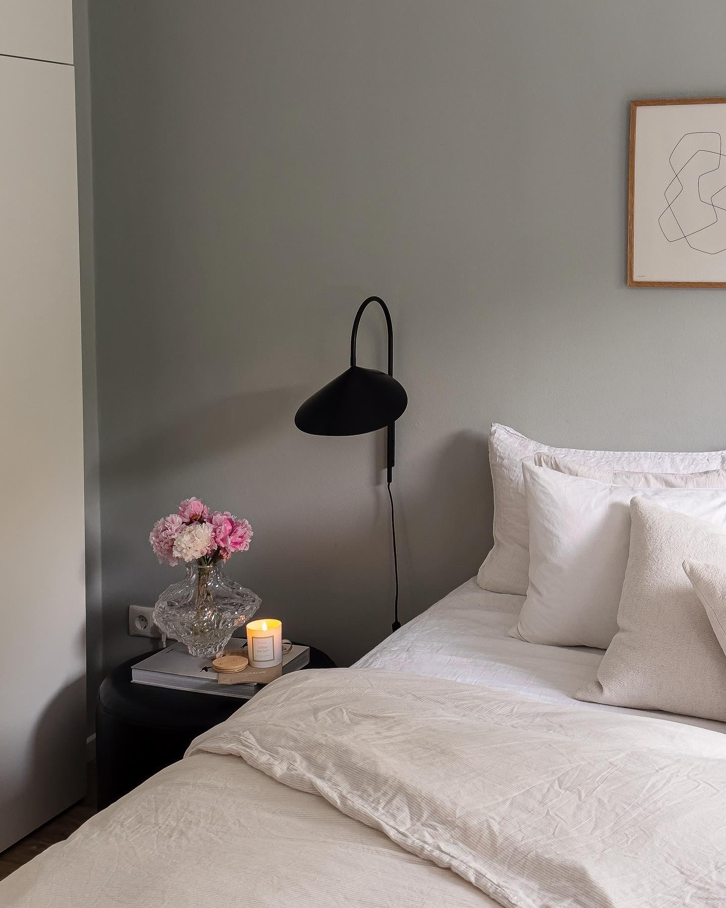 hey und happy monday!🤍
heute mal aus dem schlafzimmer.. 🦦 #couchstyle #scandi #minimalistic #schlafzimmer #peonies 