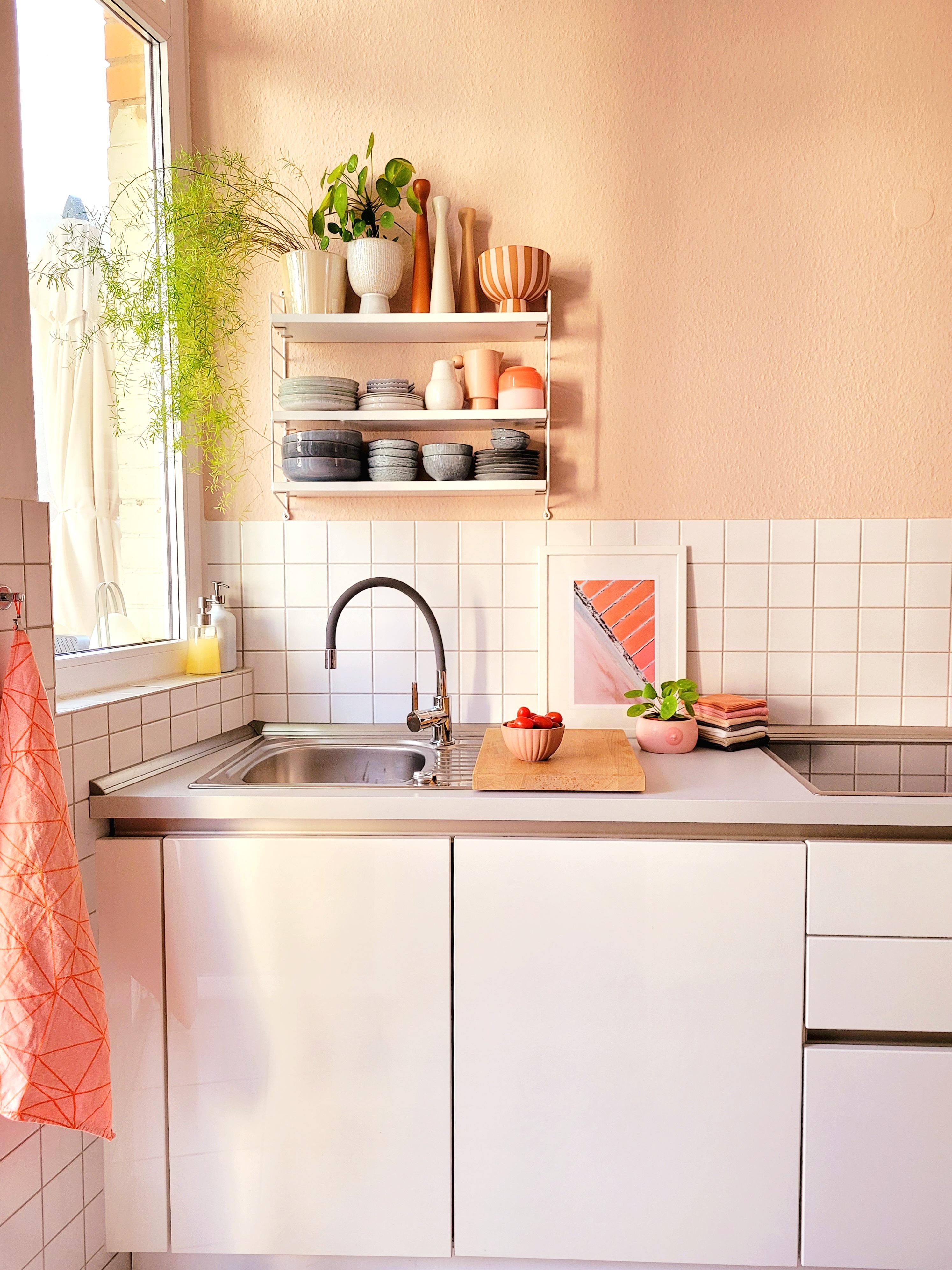 Hi aus meiner Küche!
#Altbau #küche #colorfulhome #porzellan #stringregal #bunt #posterliebe #Vasen 