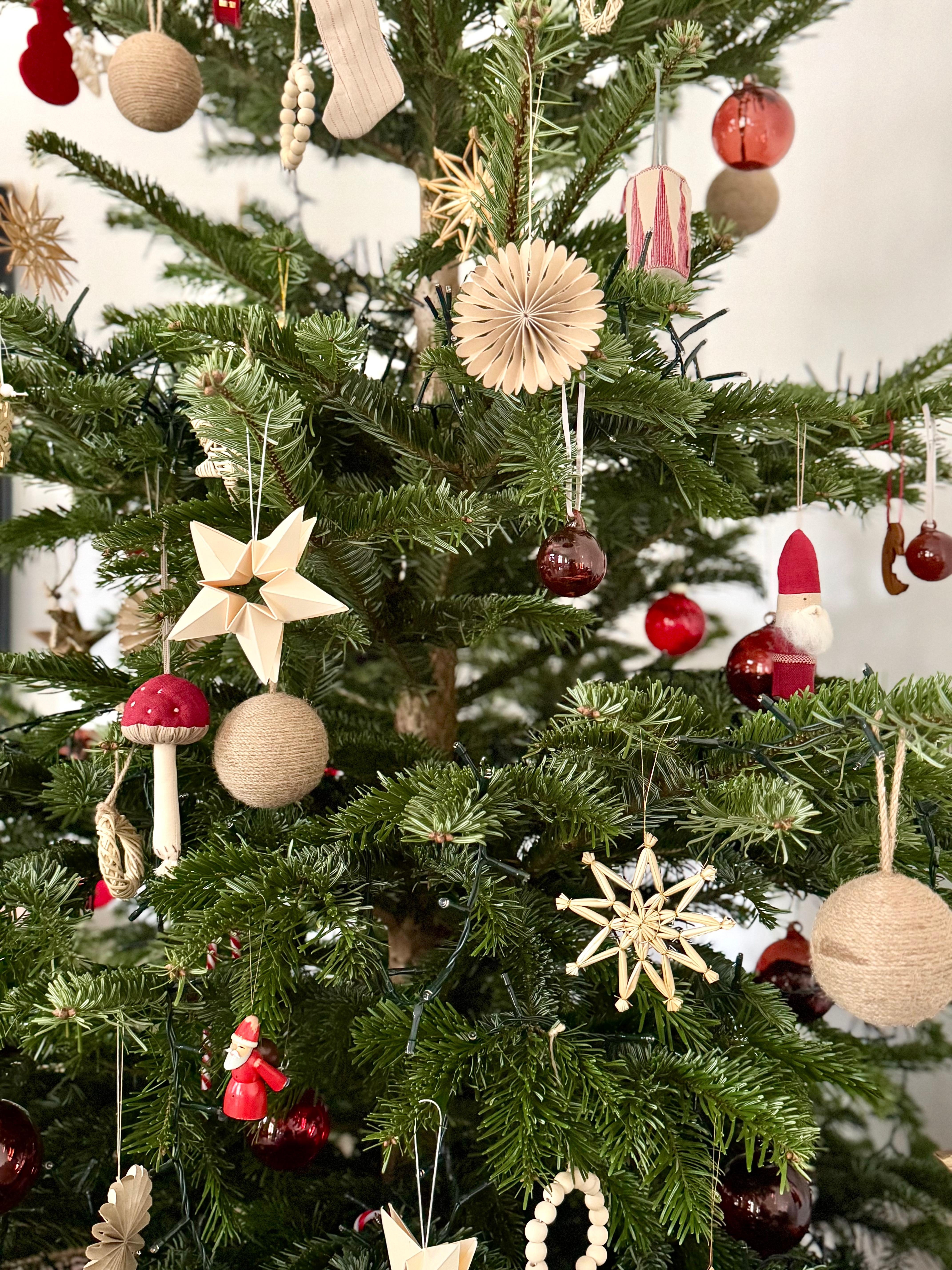 Hier ein paar Details der Anhänger am Weihnachtsbaum #weihnachtsbaum #weihnachtsbaumschmuck #weihnachtsdekoration