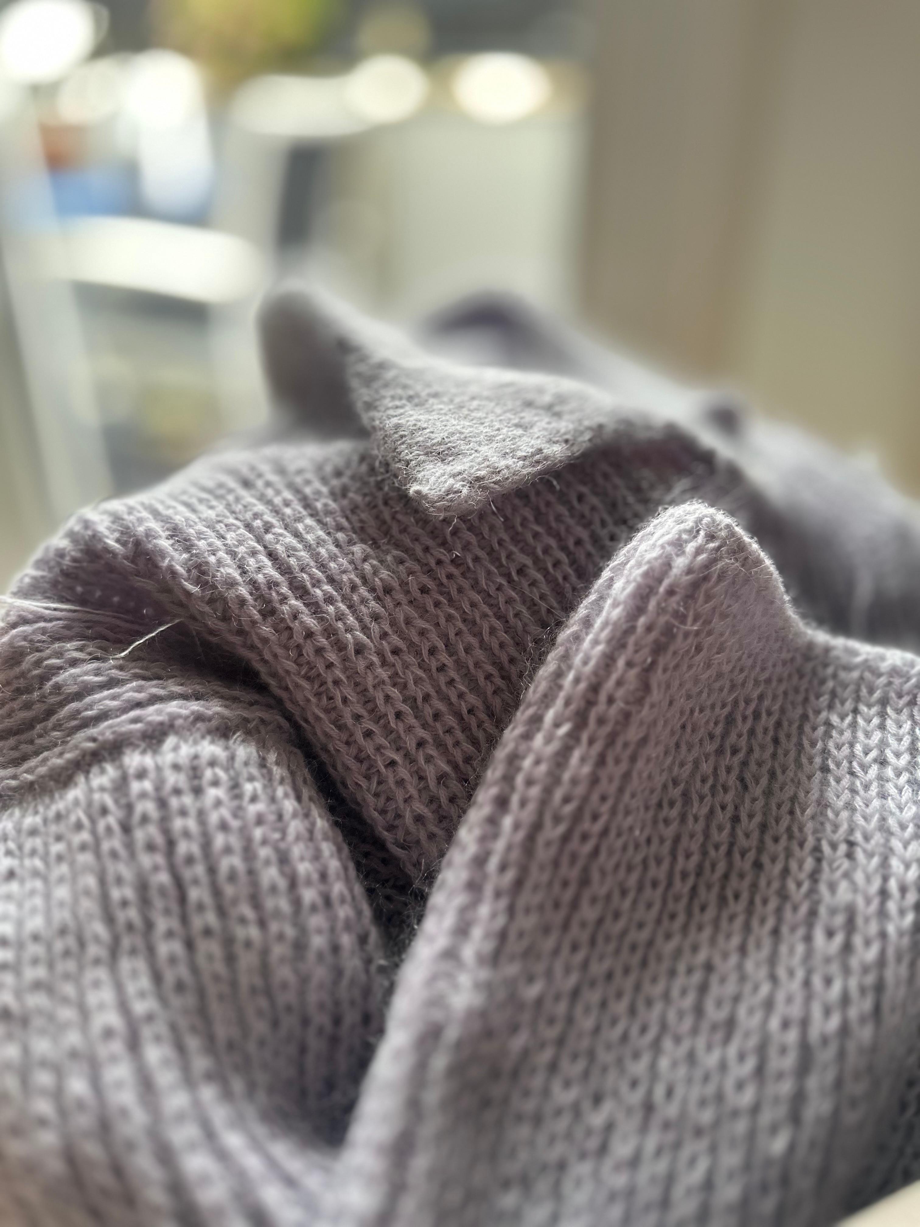 Hier entsteht gerade ein kuscheliger Pullover mit Kragen. #handarbeit #stricken