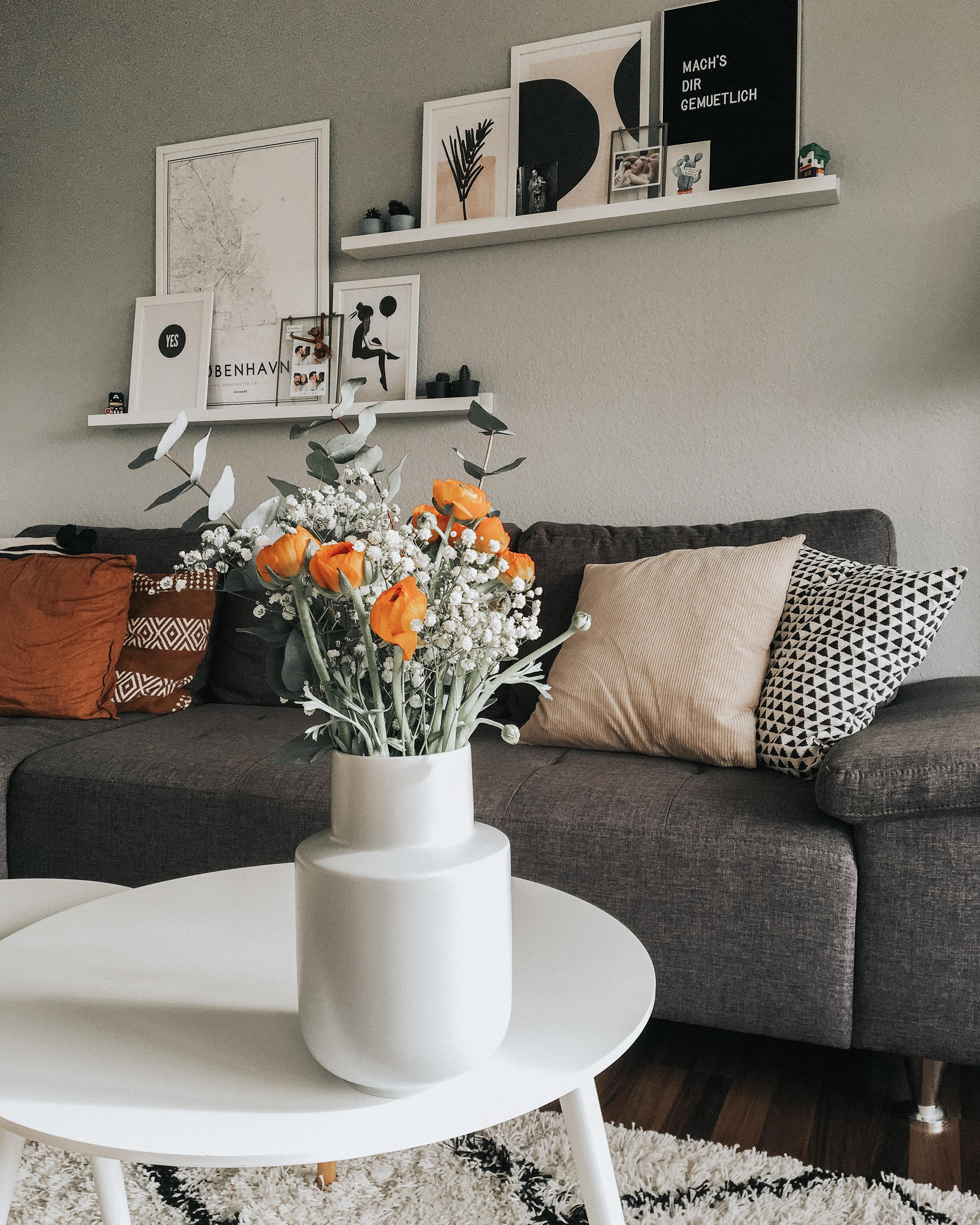 Hier gibt’s heut nur noch Couch & Netflix 🧡
#home #homeinspo #livingroom #flowers #inspiration #hygge #couchliebt