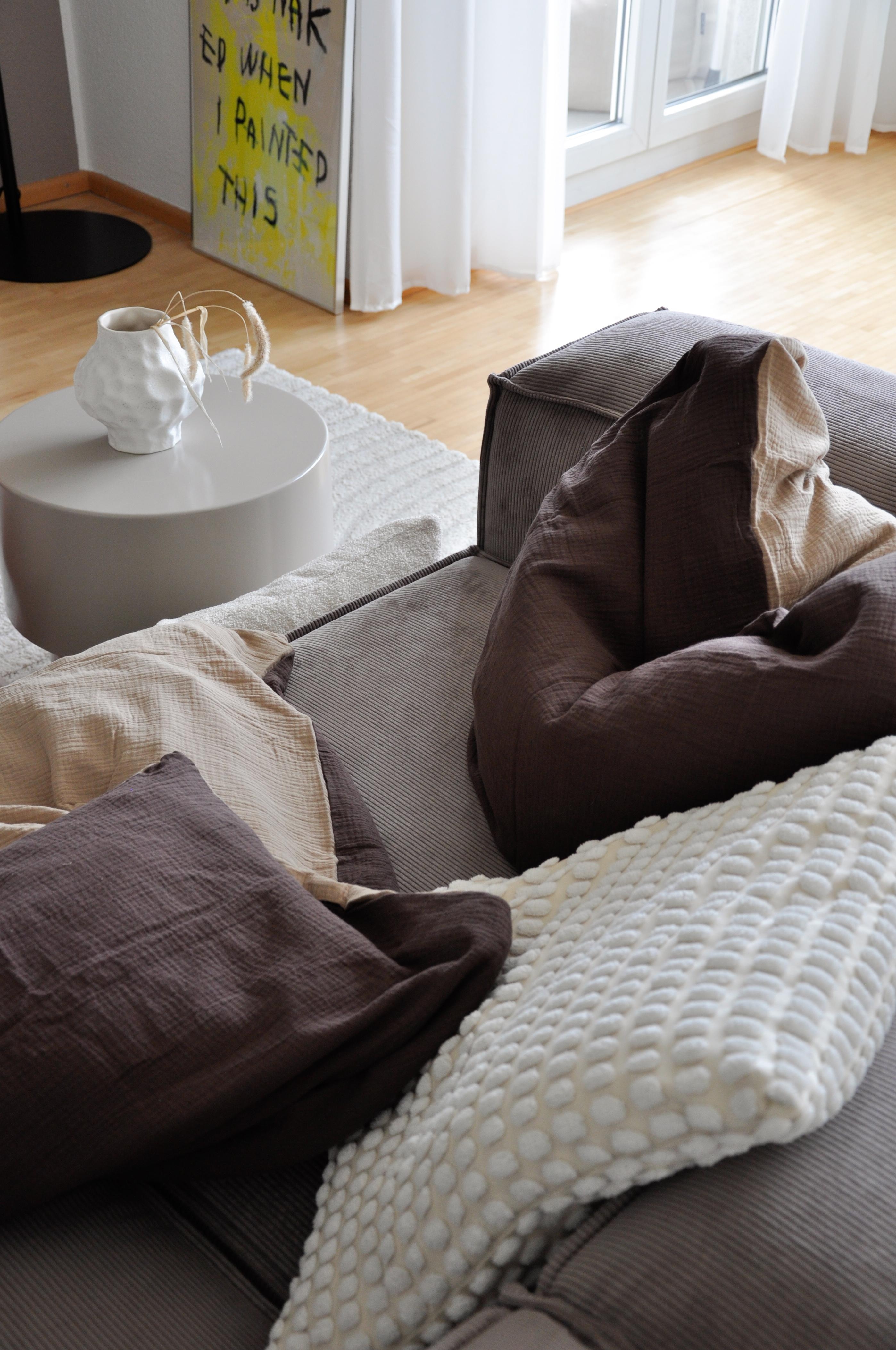 Hier ist der Herbst zumindest schon in seinen Farben eingezogen 🍂💛
#herbst #cozy #wohnzimmer #livingroom 