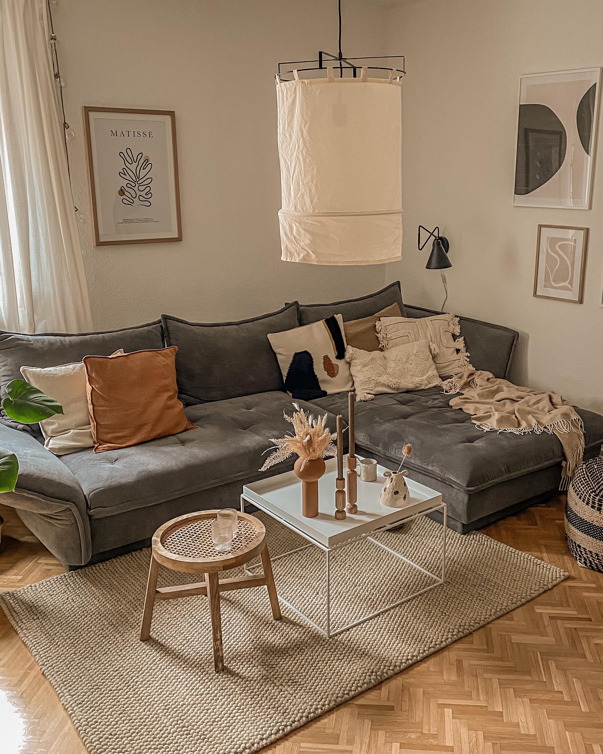 Hier ist ein neuer Teppich eingezogen! #teppich #couch #wohnzimmer #livingroom #couchtisch #sofa #altbauliebe #kissen