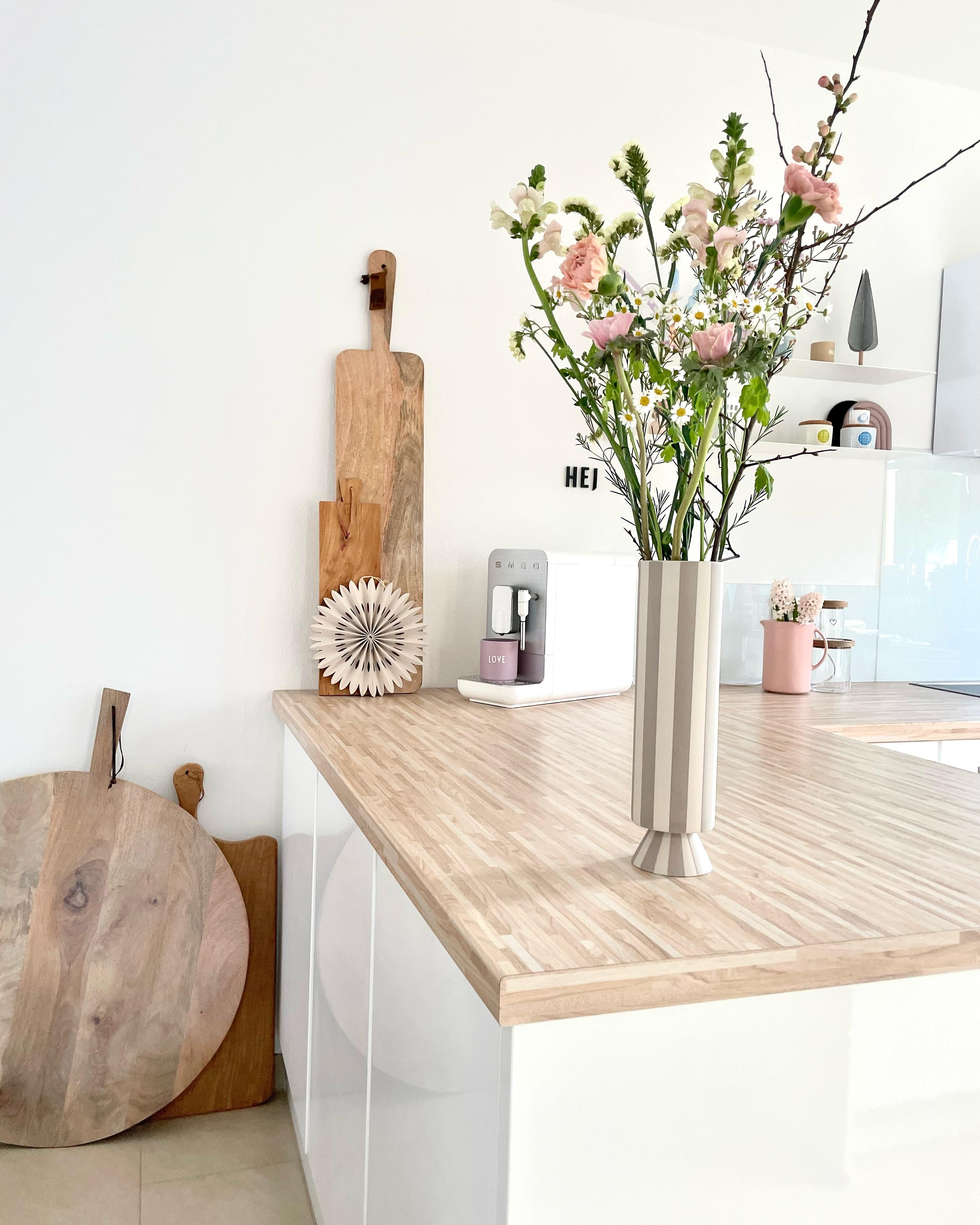 Hier ist eine neue #vase eingezogen und frische #blümchen 🫶
#küche #offeneswohnen #wohnen 