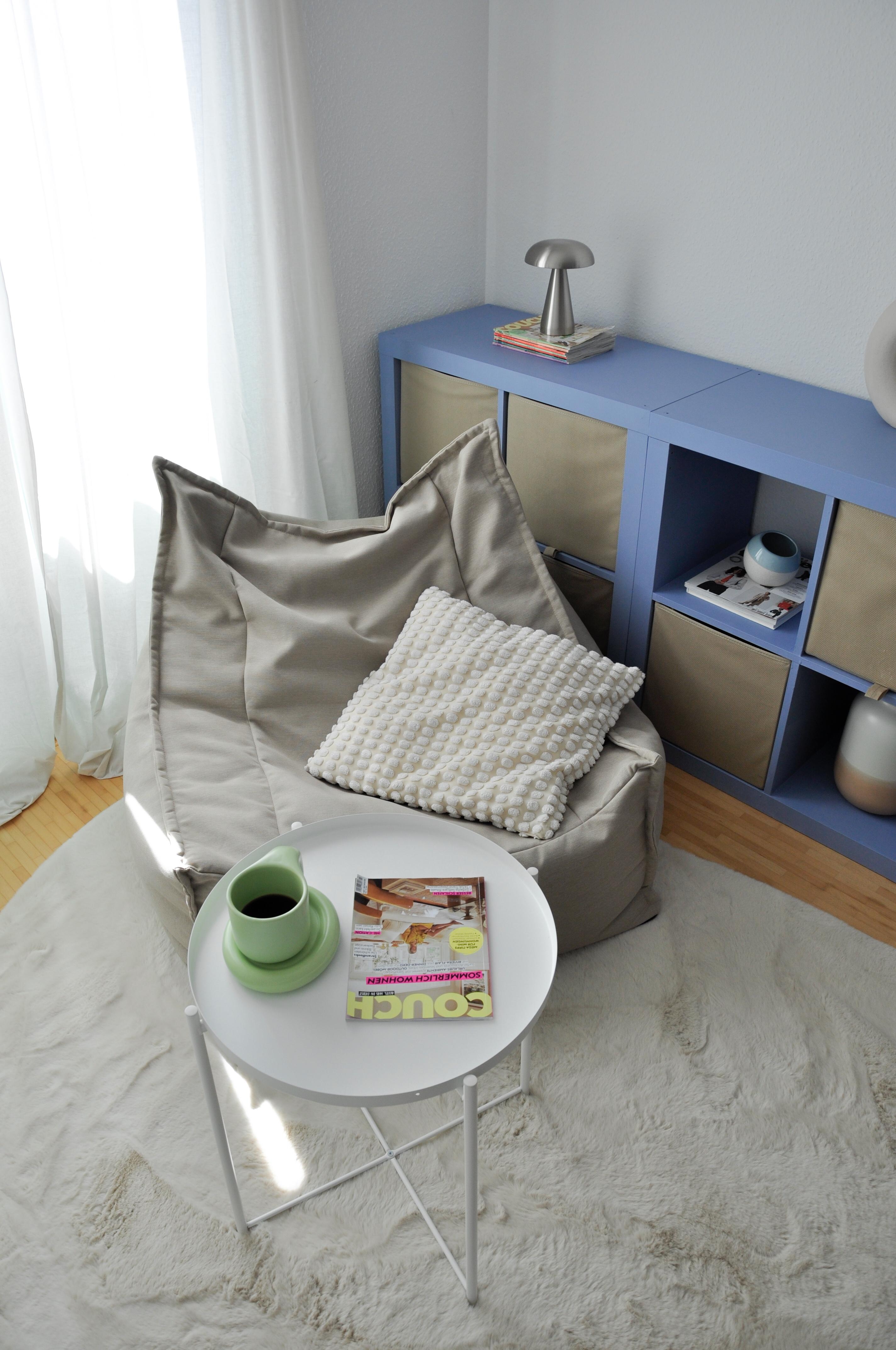 Hier liest sich das Couch Magazin am besten 😁🩵 #cozy #kallax #sitzsack 