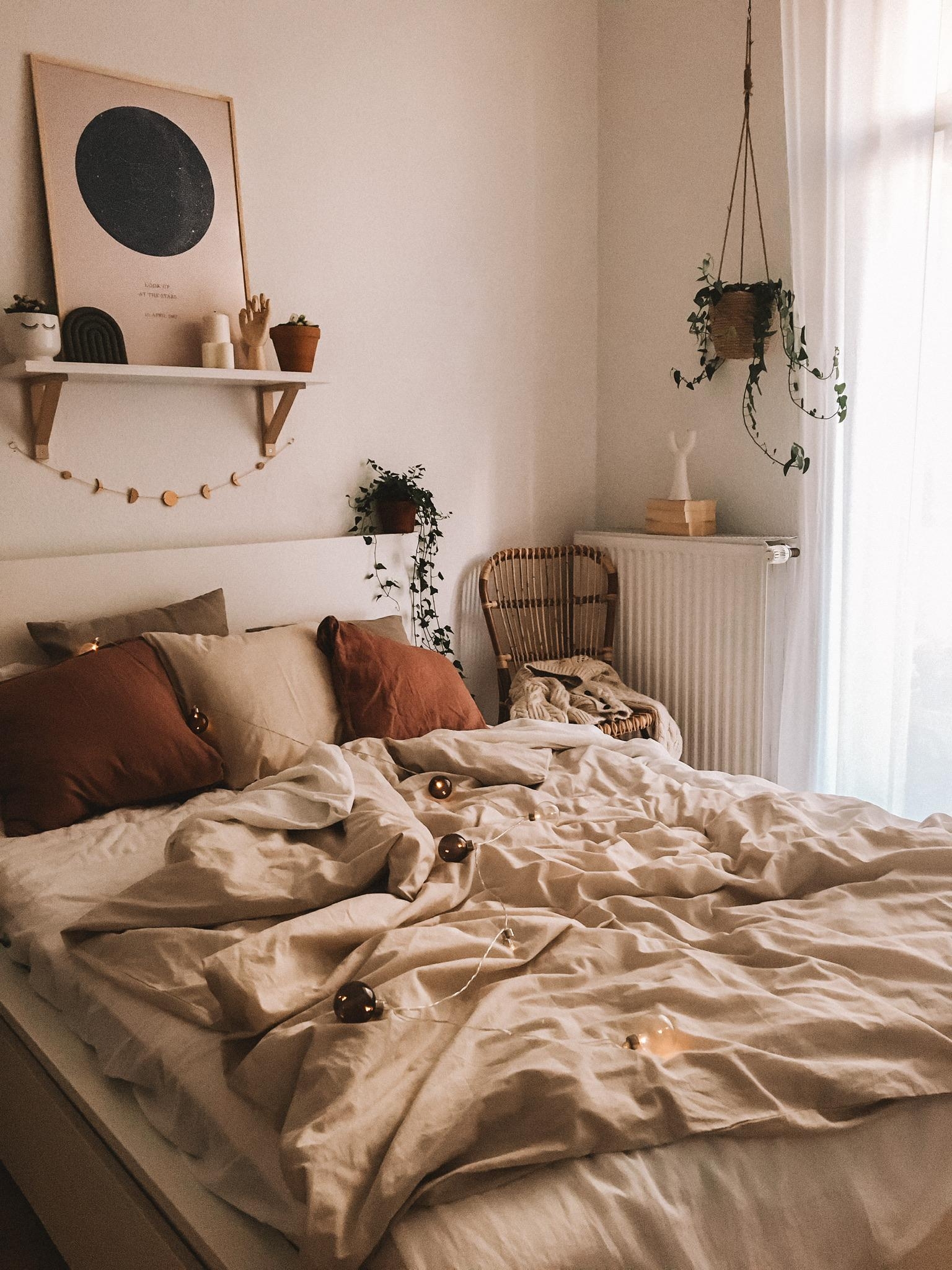 Hier macht man es sich abends gerne gemütlich ✨ #bedroom #schlafzimmer #boho