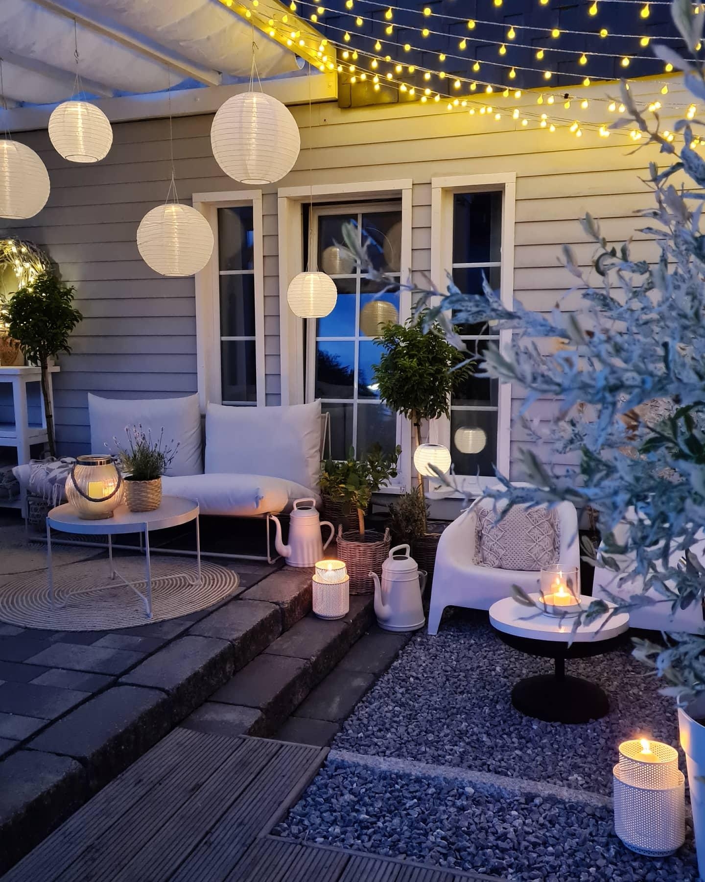Hier mal unsere Terrassencouch 🤍 #couchstyle #draussenwohnzimmer #terrasse #abendstimmung #lichterkette 