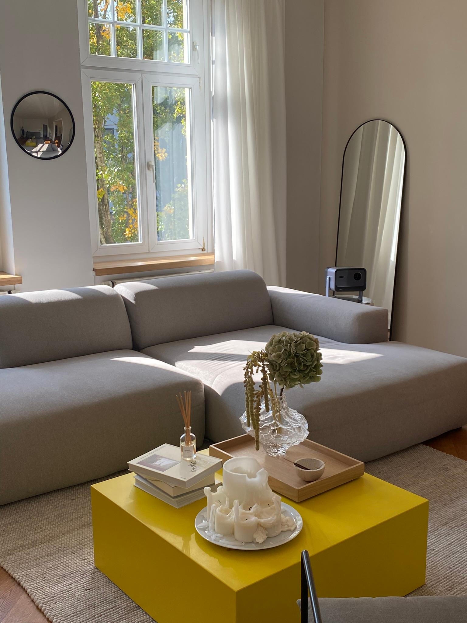 Hier sind Vorhänge eingezogen – so ists doch gleich bisschen gemütlicher, oder? :) 
#wohnzimmer #vorhänge 