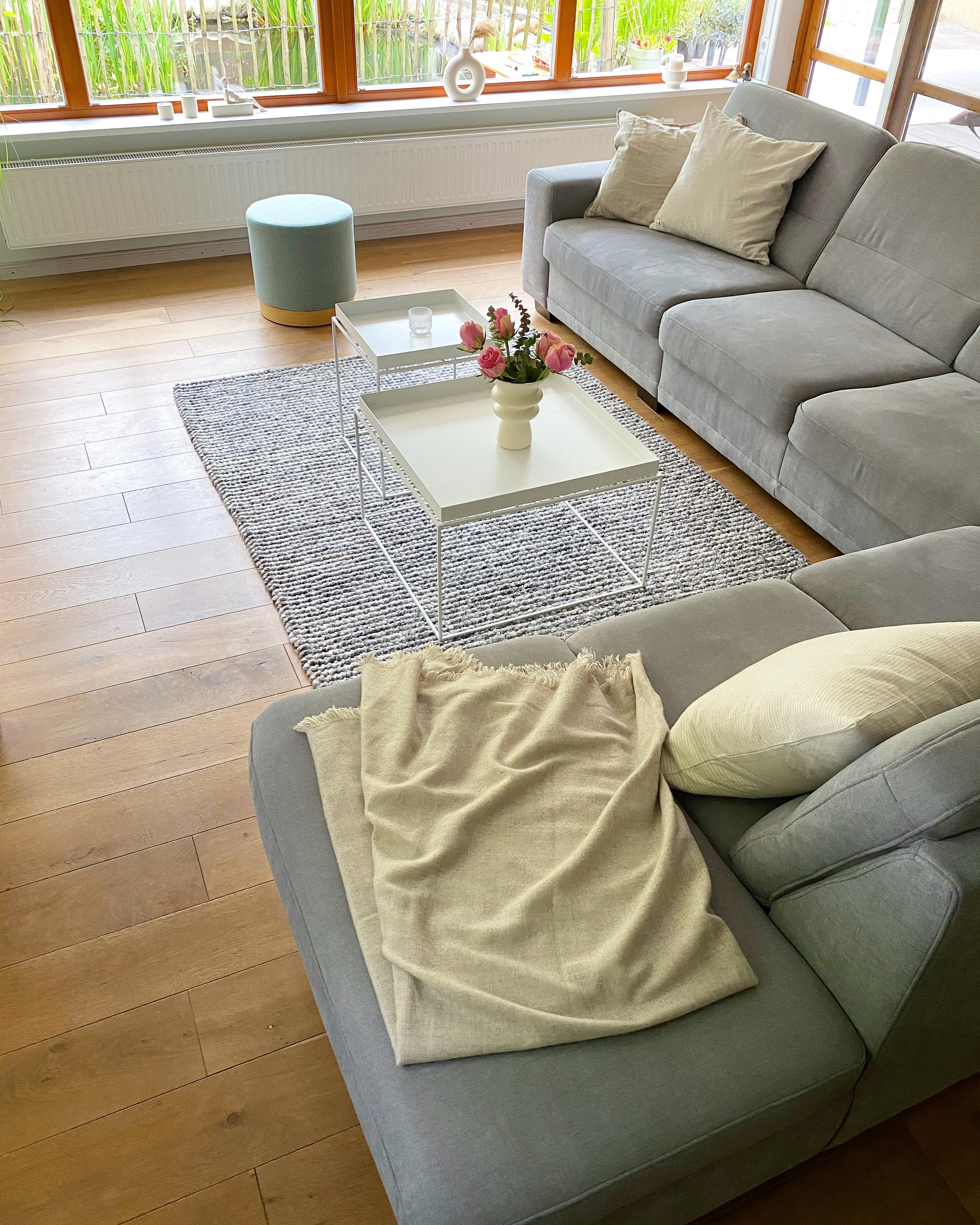 Hier wird es kuschelig #sofa #lieblingsplatz #wohnzimmer #blumendeko #skandinavischwohnen