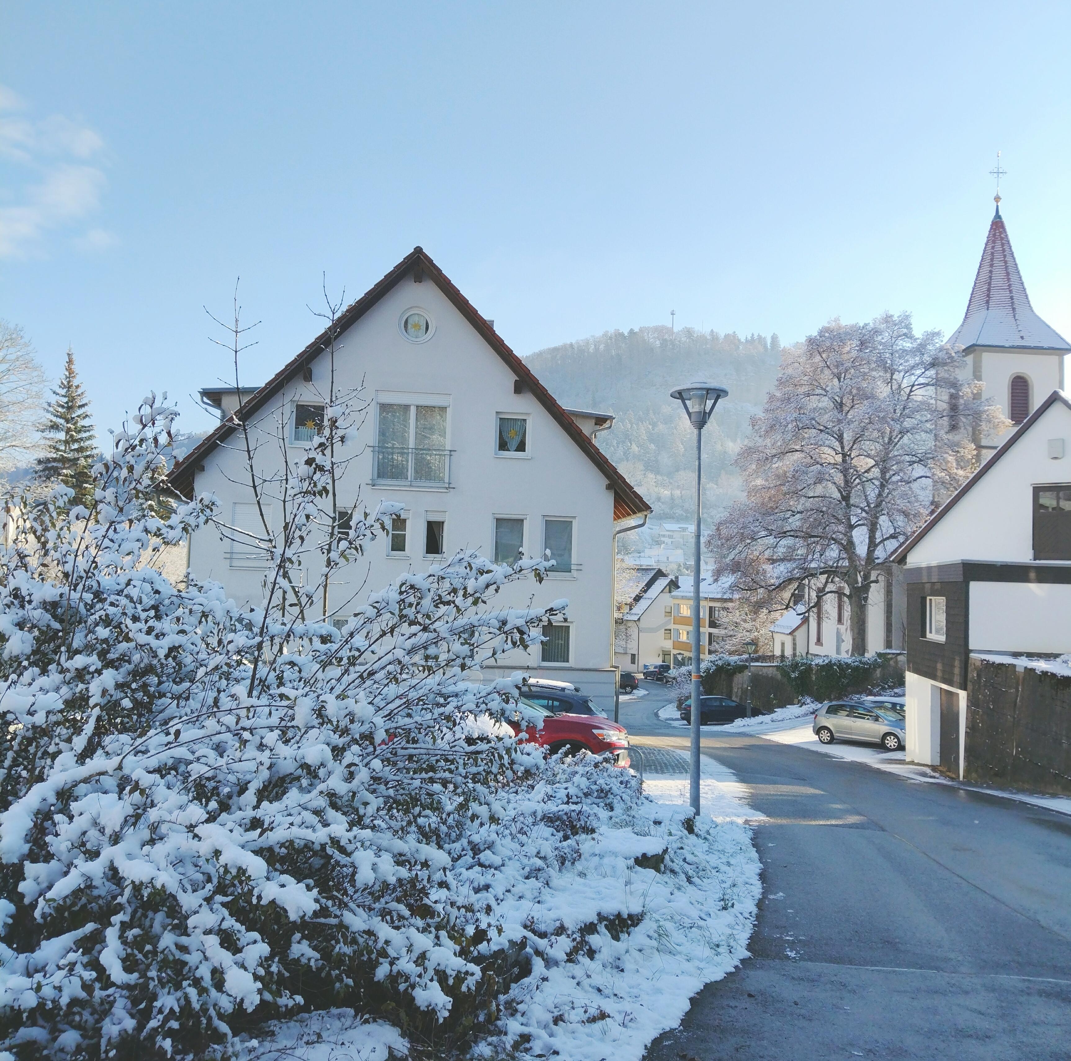 Hier wohnen wir ❄️
#winter #mehrfamilienhaus #dorf #schnee #dachgeschosswohnung