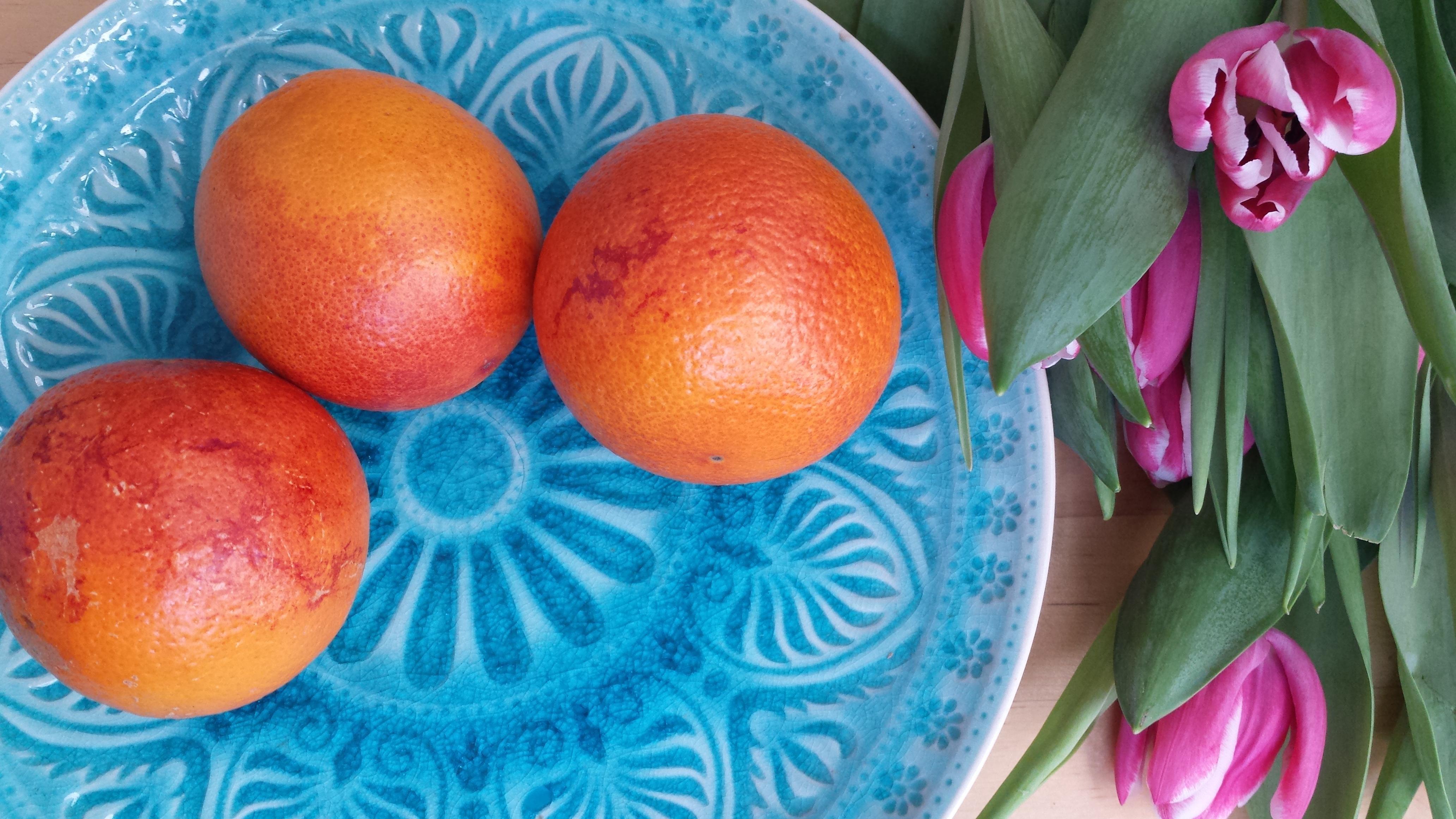 Hilft bei grauem Februarwetter: Farbrausch vom Wochenendmarkt #frühling #orangen #tulpen #blumen #Keramik