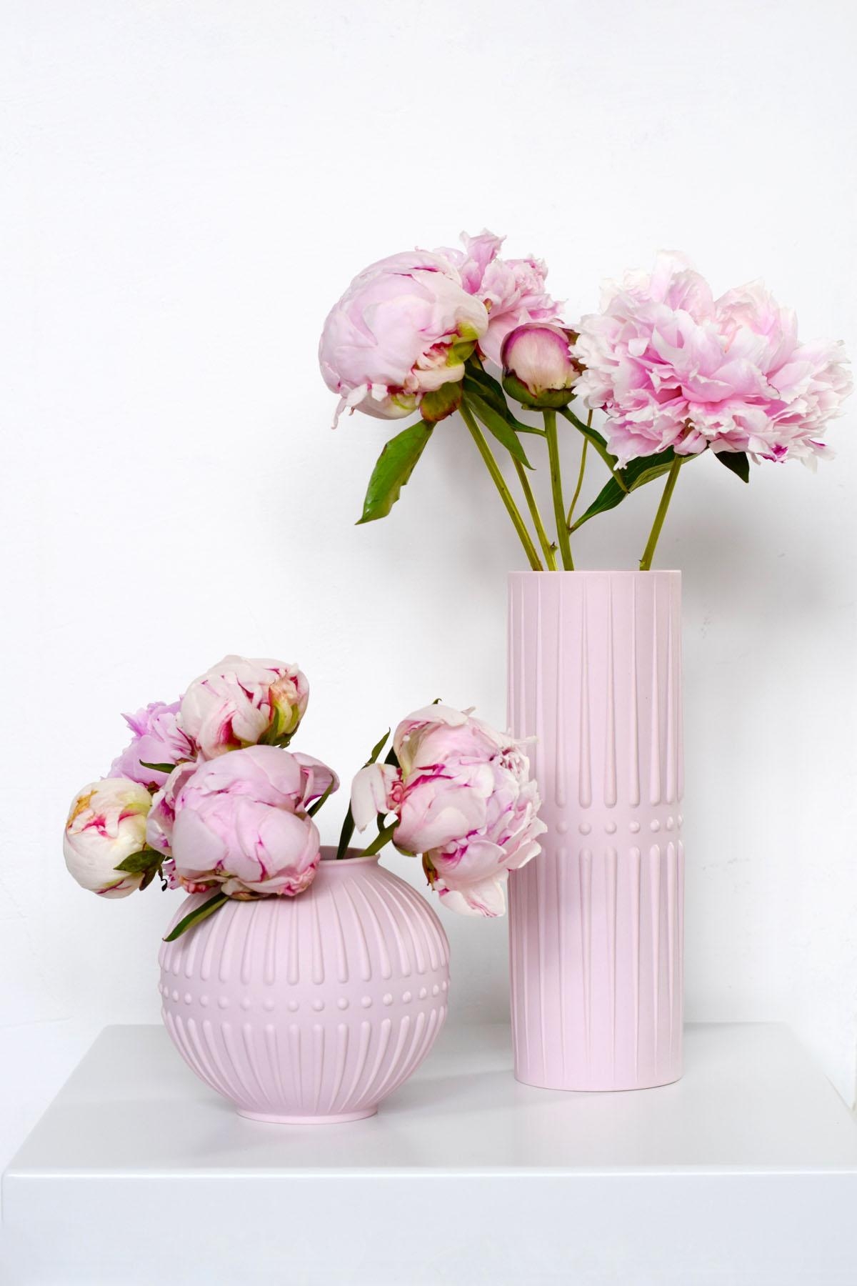 Himbeer-Softeis in Form von Pfingstrosen und Vasen.
#vintage #vasen #pfingstrosen 