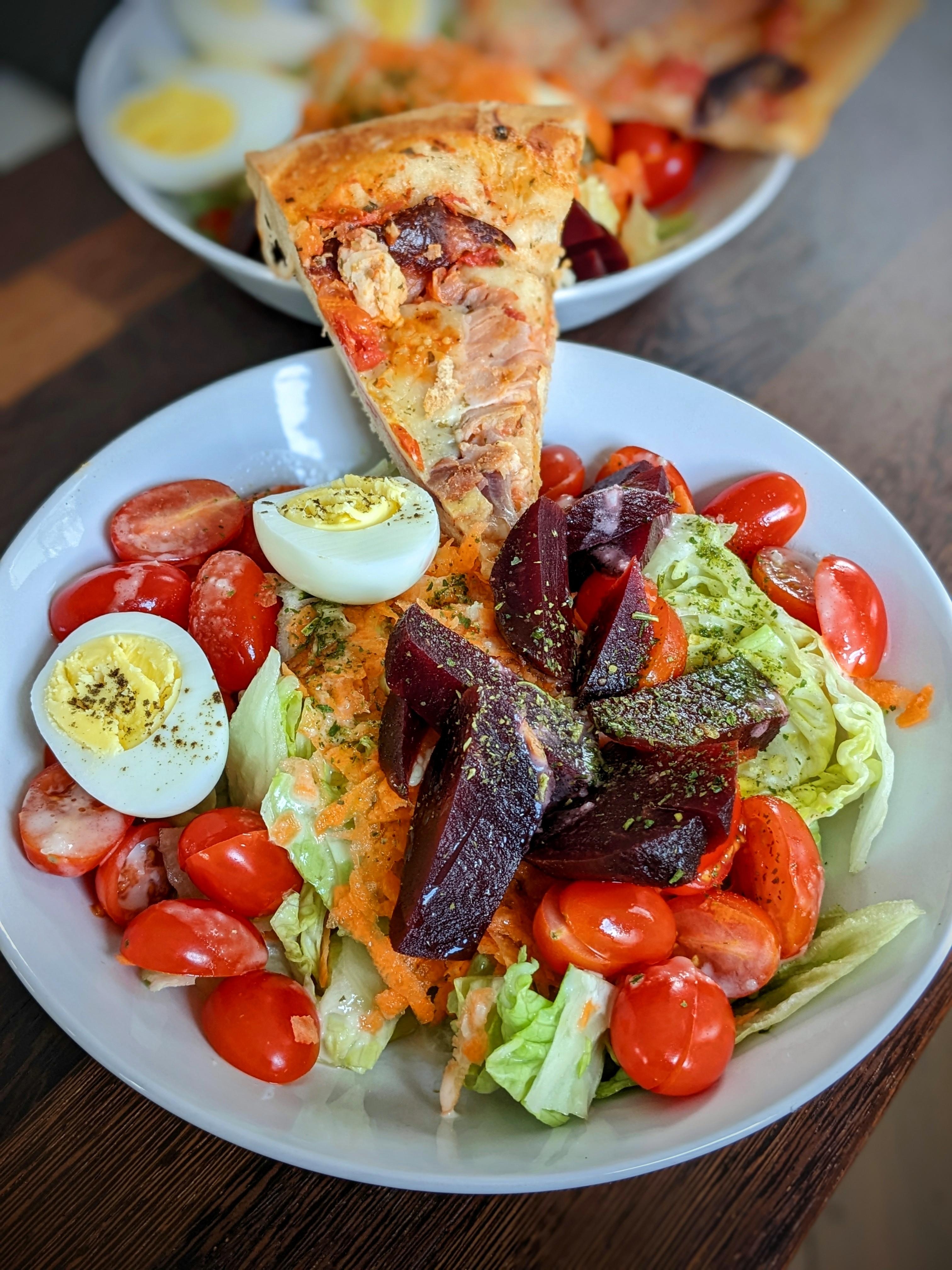 Hmmm kalte Pizza,Salätchen mit Tomaten, rote Beete,geraspelte Möhren, 🥕 Eier und Joghurt Dressing.
#lecker #food #salat