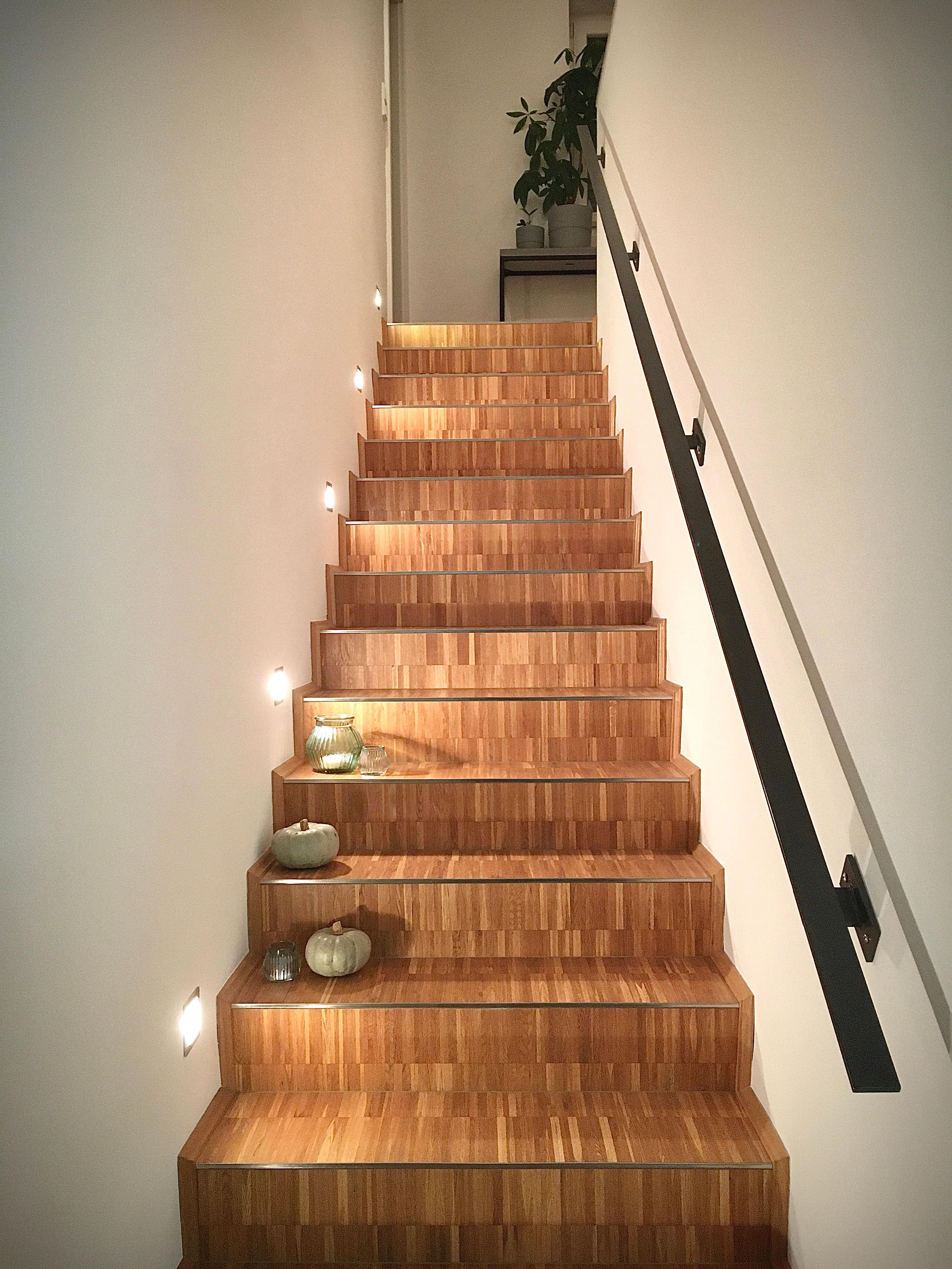 Hoch hinauf
#treppe#designparkett#geländer
#design#grau#stufefürstufe#interior
