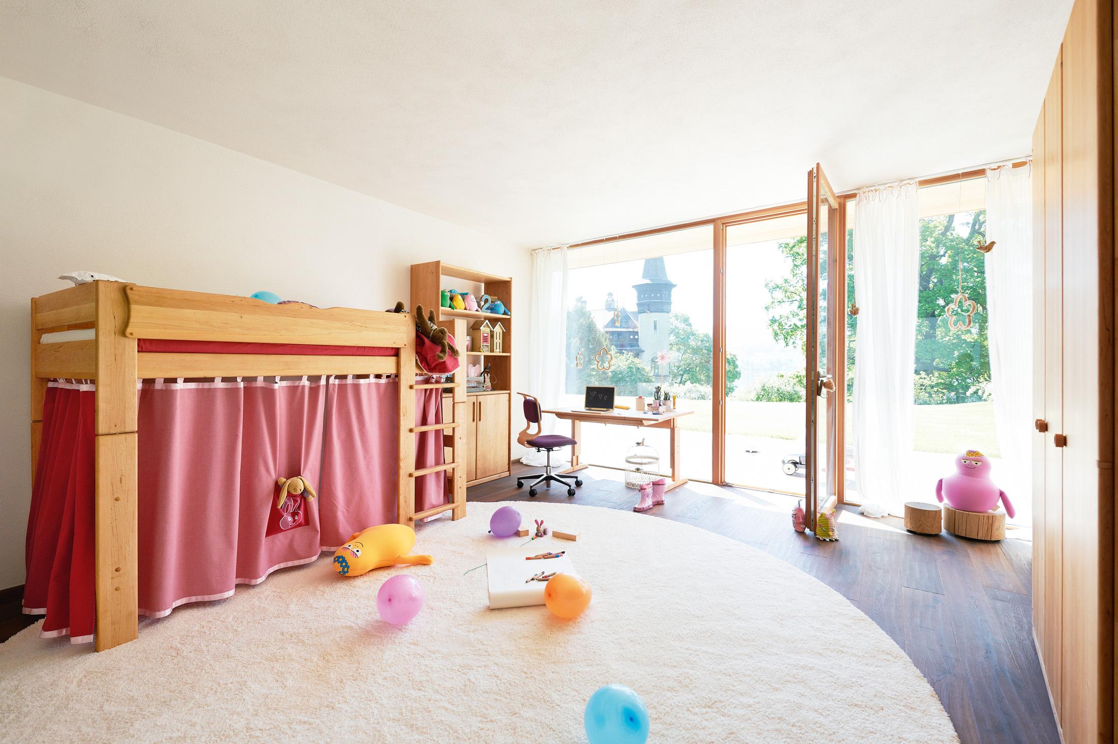 Hochbett im Kinderzimmer #regal #schreibtisch #teppich #schrank #holzschreibtisch #hochbett ©Team 7