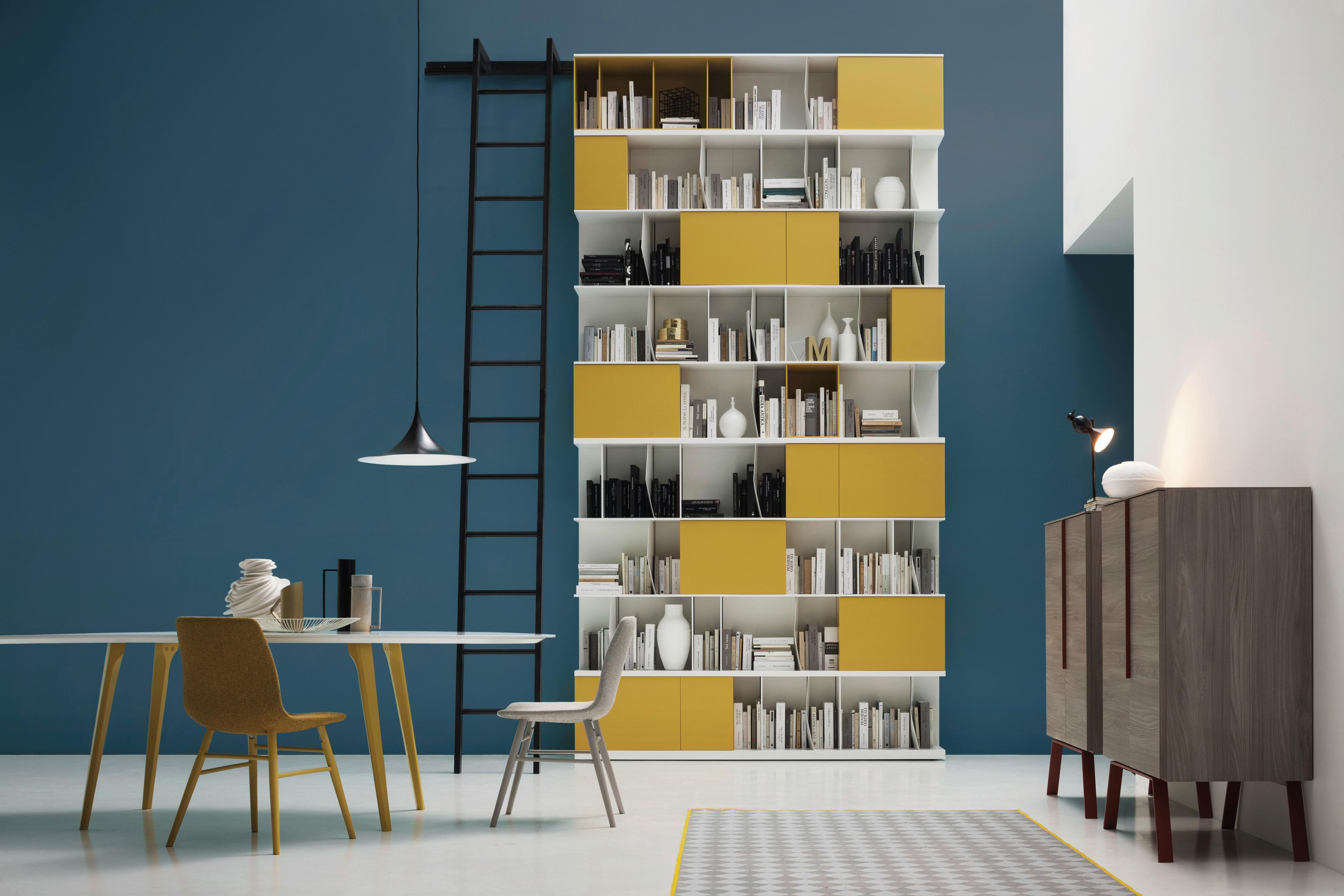 Hoches Design Bücherregal mit Leiter #bücherregal #wohnzimmer #raumteiler ©Livarea.de / Novamobili