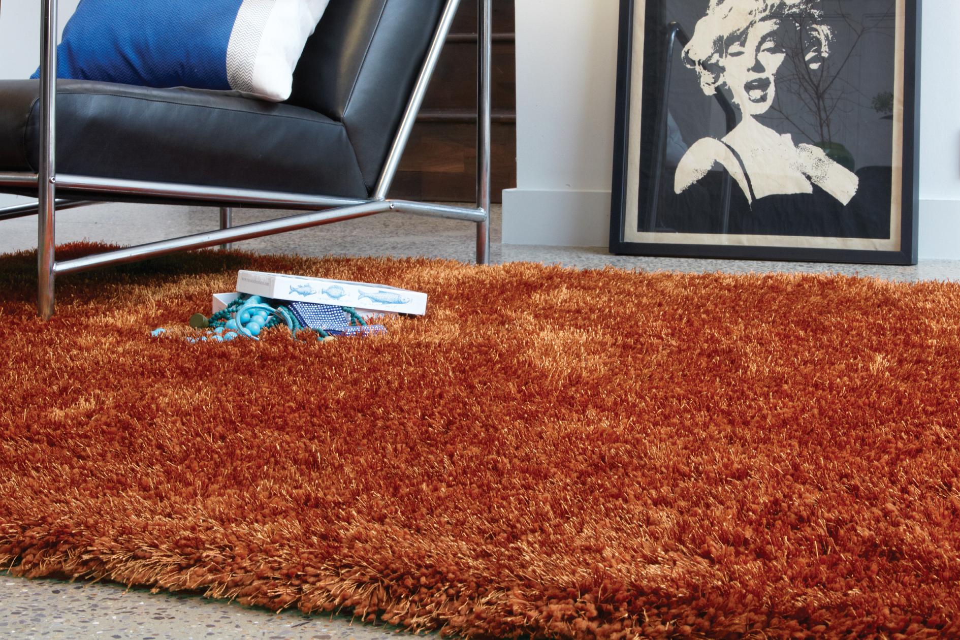 Hochflor Shaggy Teppich im modernen Wohnzimmer #wohnzimmerteppich ©KadimaDesign