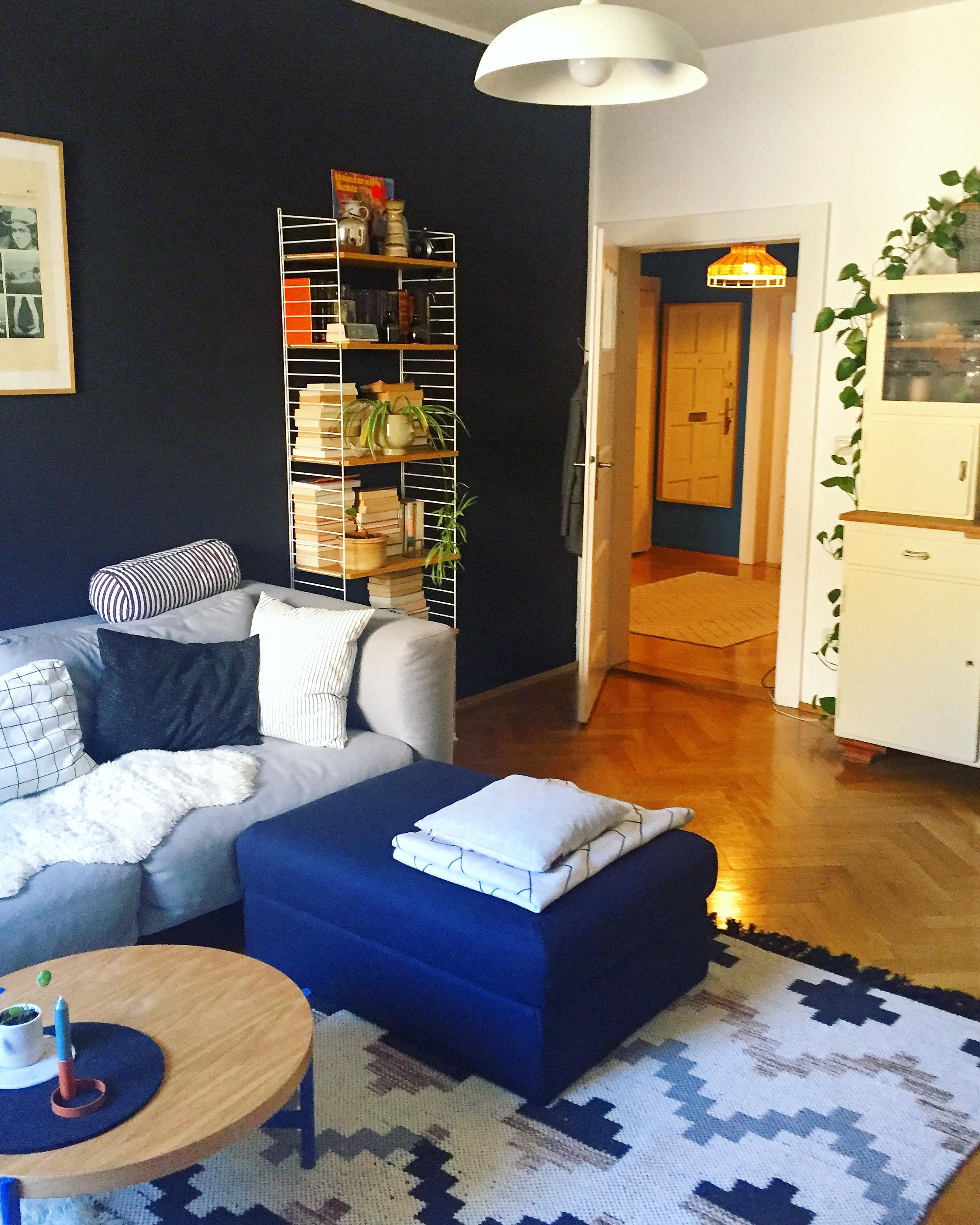 #hocker #couch #wohnzimmer #gemütlich #schwarzewand #altbau
