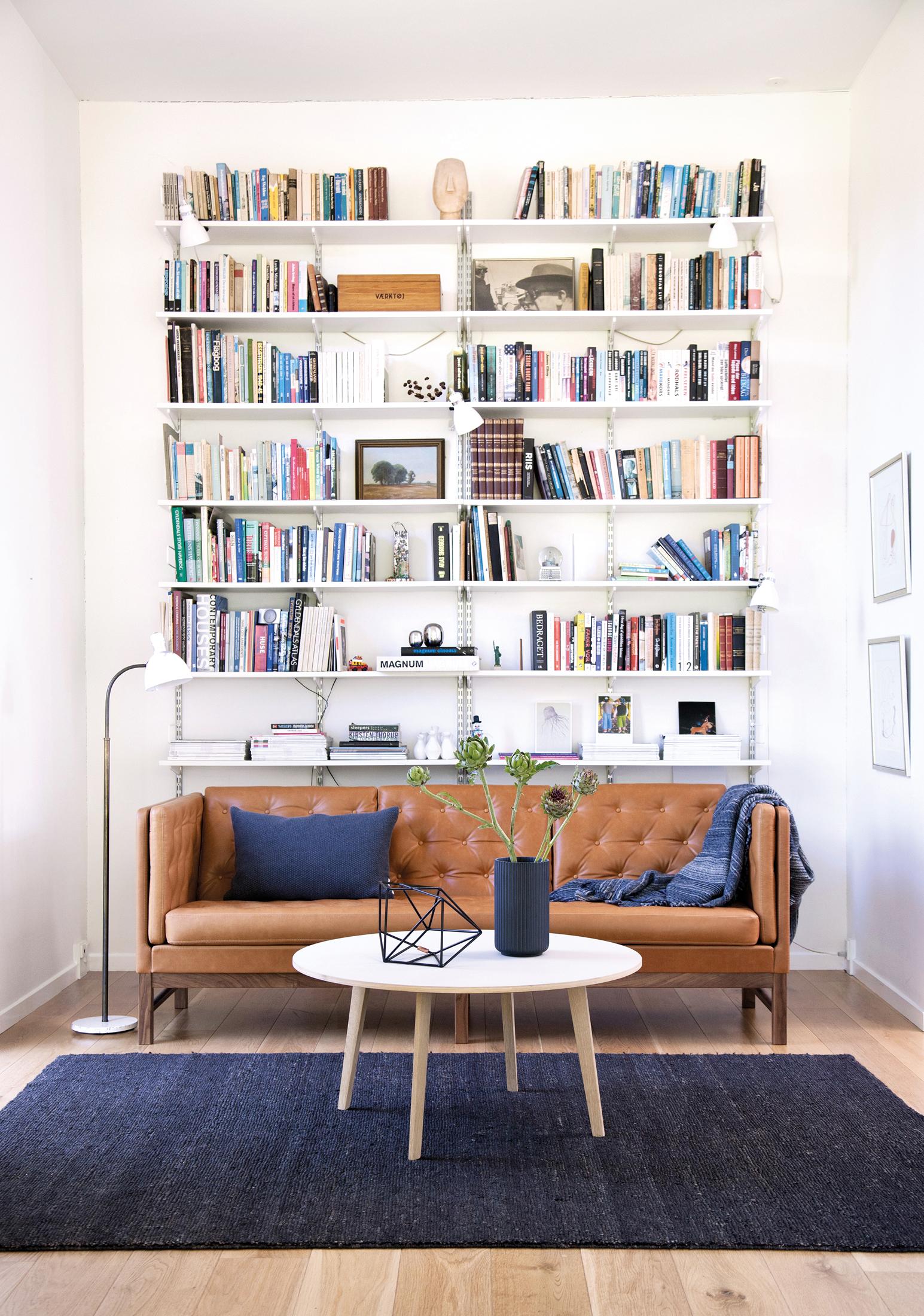 Hohes Bücherregal in elegantem Wohnzimmer #bücherregal #wohnzimmer #braunessofa ©Erik Jørgensen
