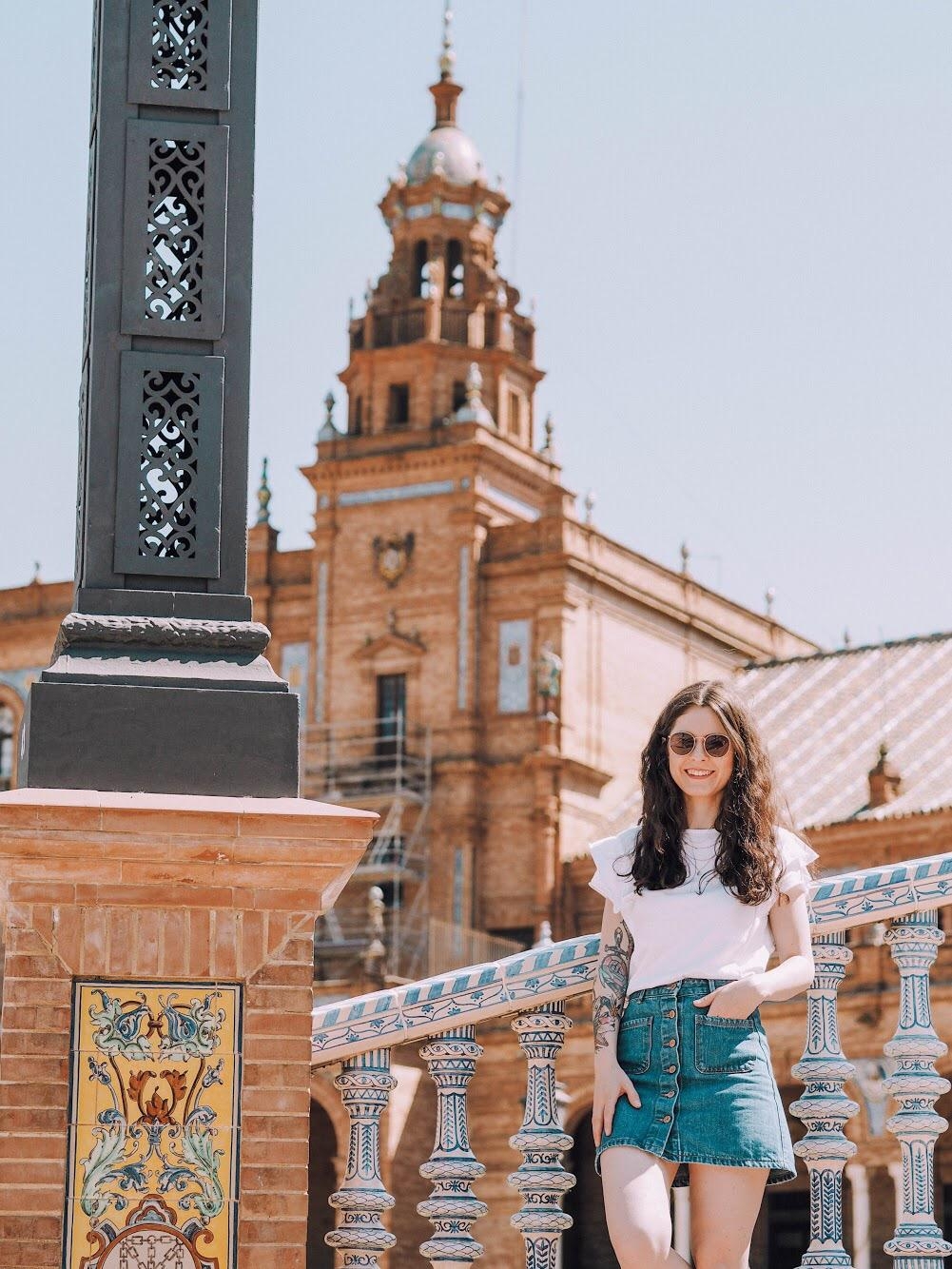 Hola Sevilla! 
#ootd #sevilla #travel #plazadeespaña #weißestshirt #jeansrock 