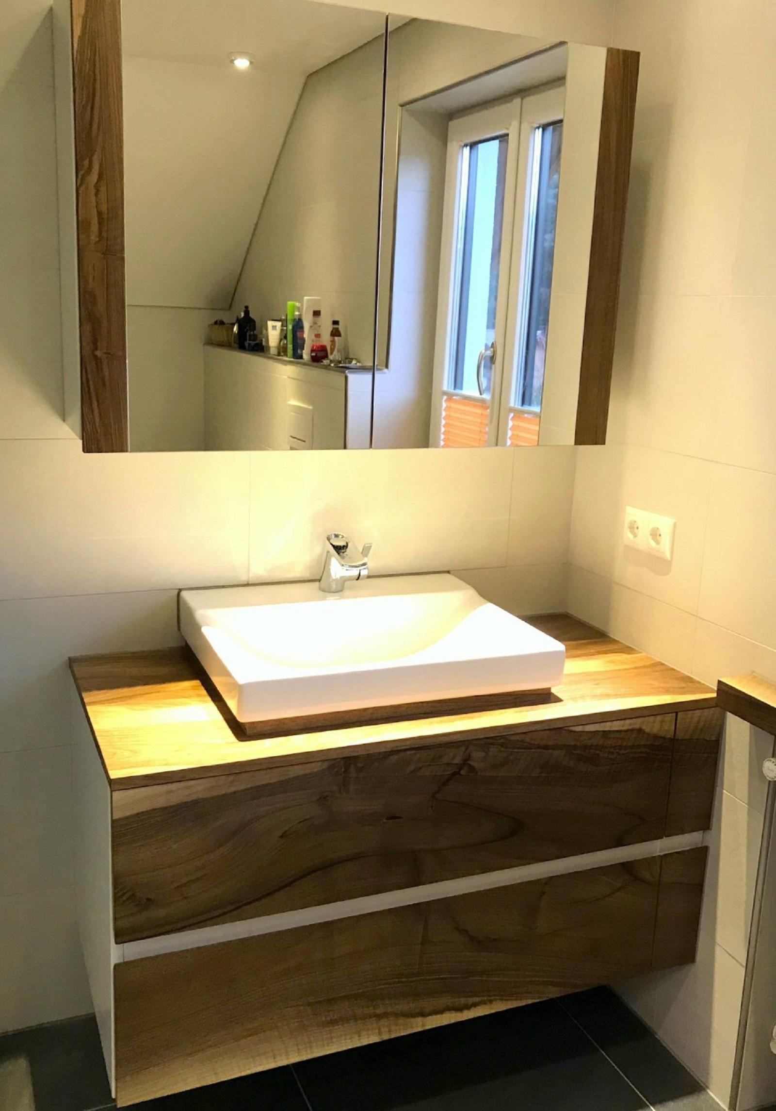 #Holz im #Bad #Waschtisch aus heimischen #Nußbaum mit Aufsatzwaschbecken #Spiegelschrank #Schreinerei Eder